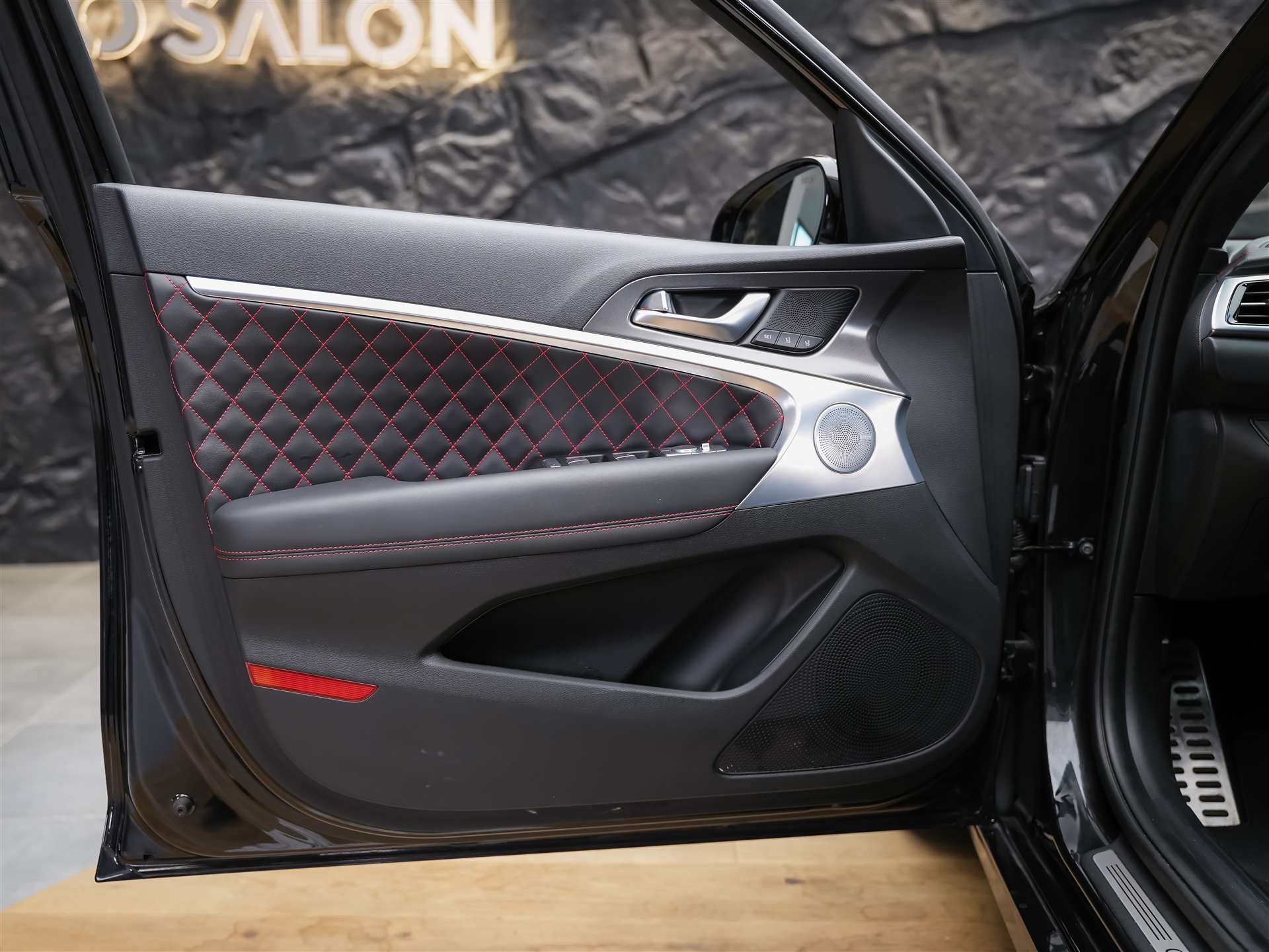 GENESIS G70 2.0 TGDI Sport AT8 AWD *ALL BLACK*Werksgarantie*Lenkradheizung*Sitzbelüftung*Head-Up*-image-25