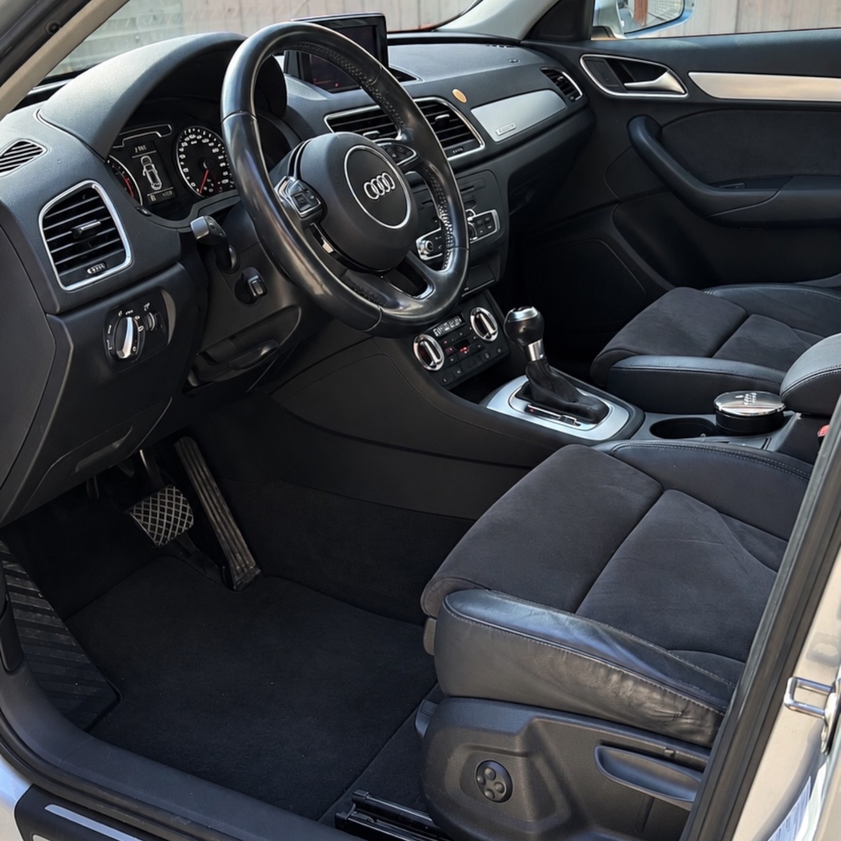 AUDI Q3 2.0 TDI quattro S-tronic-image-4