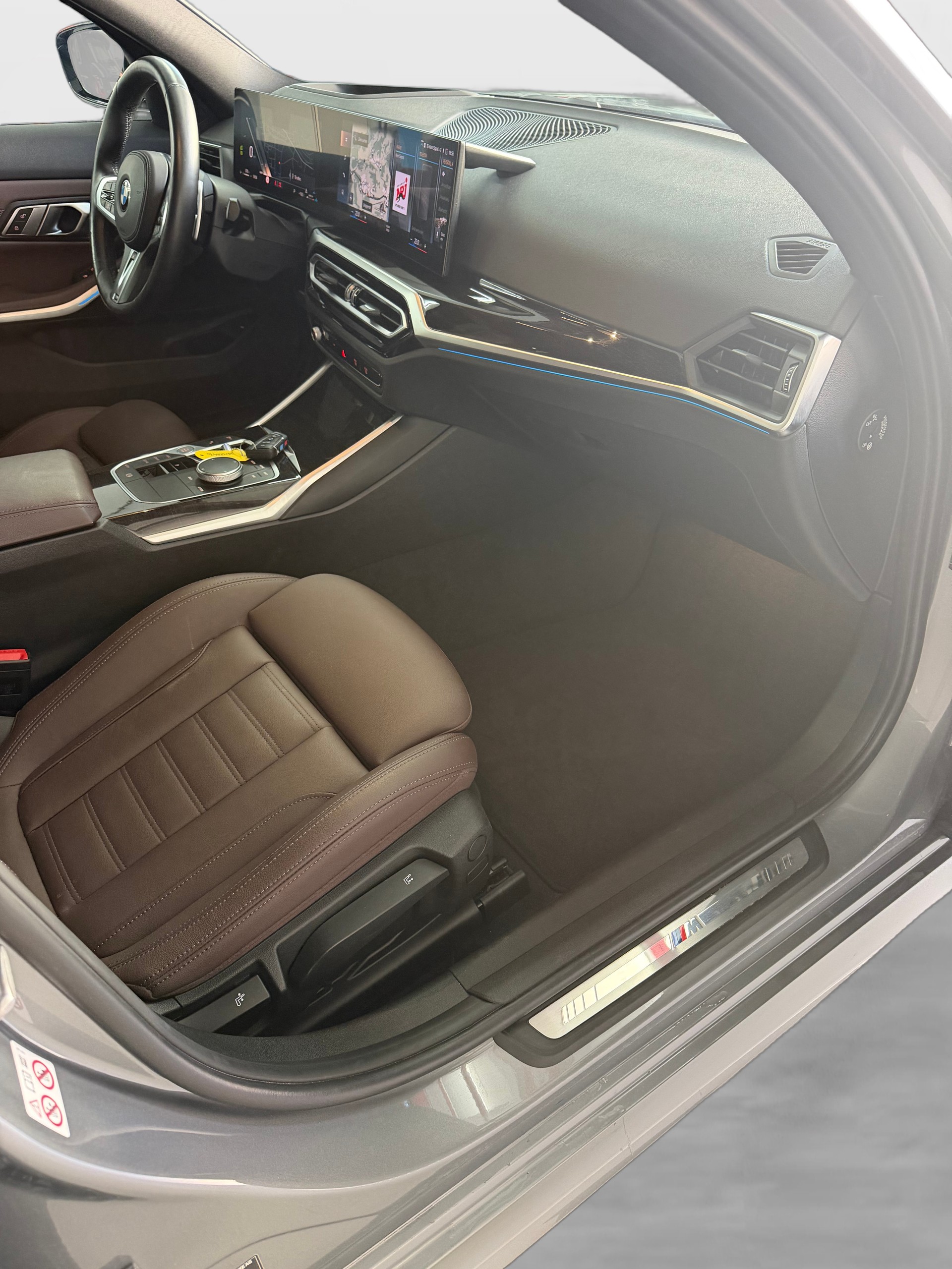 BMW 320d xDrive 48V Touring Steptronic M Sport-image-12