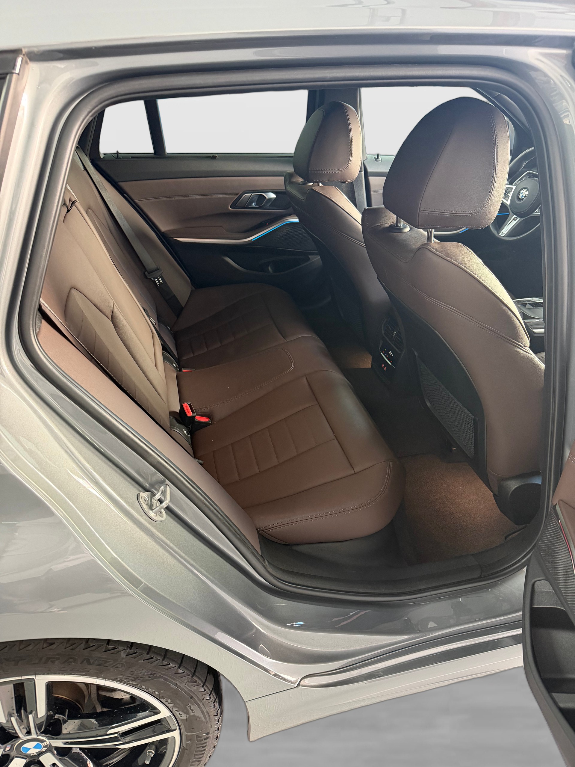 BMW 320d xDrive 48V Touring Steptronic M Sport-image-13