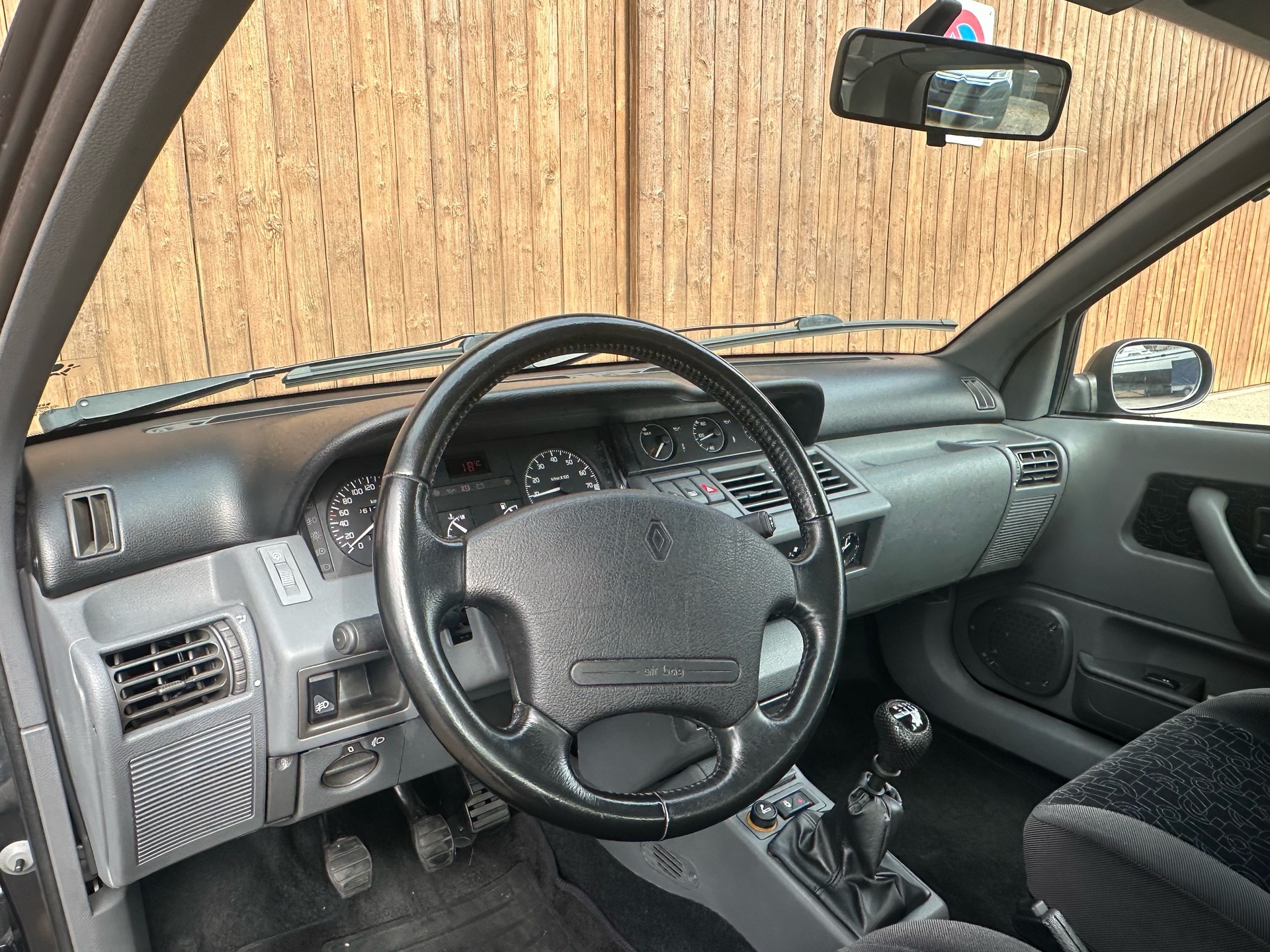 RENAULT Clio 1.8 16V-image-9