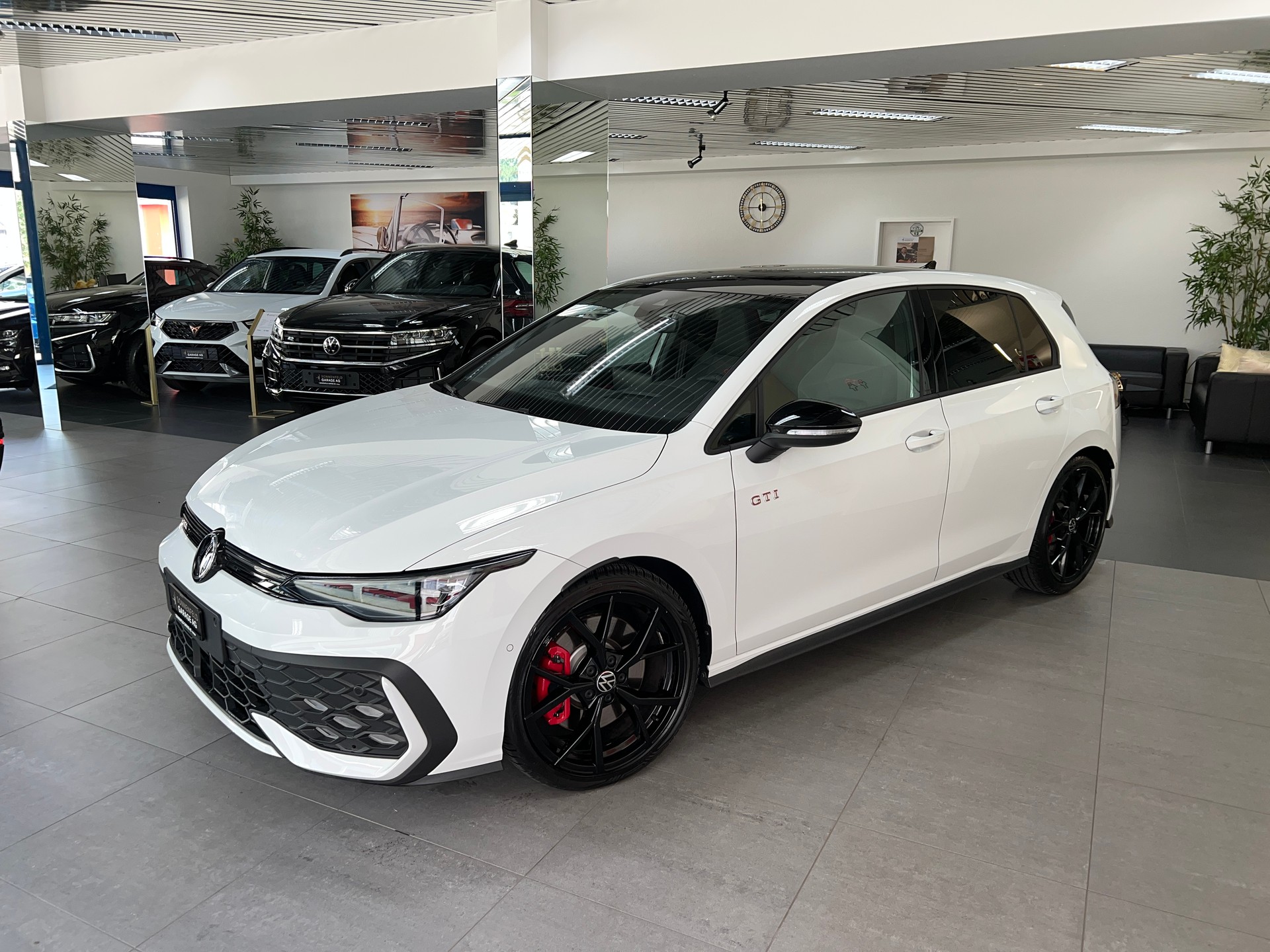 VW Golf 2.0 TSI GTI DSG / Neustes Model / 4.3% Leasing-showroom-element-2