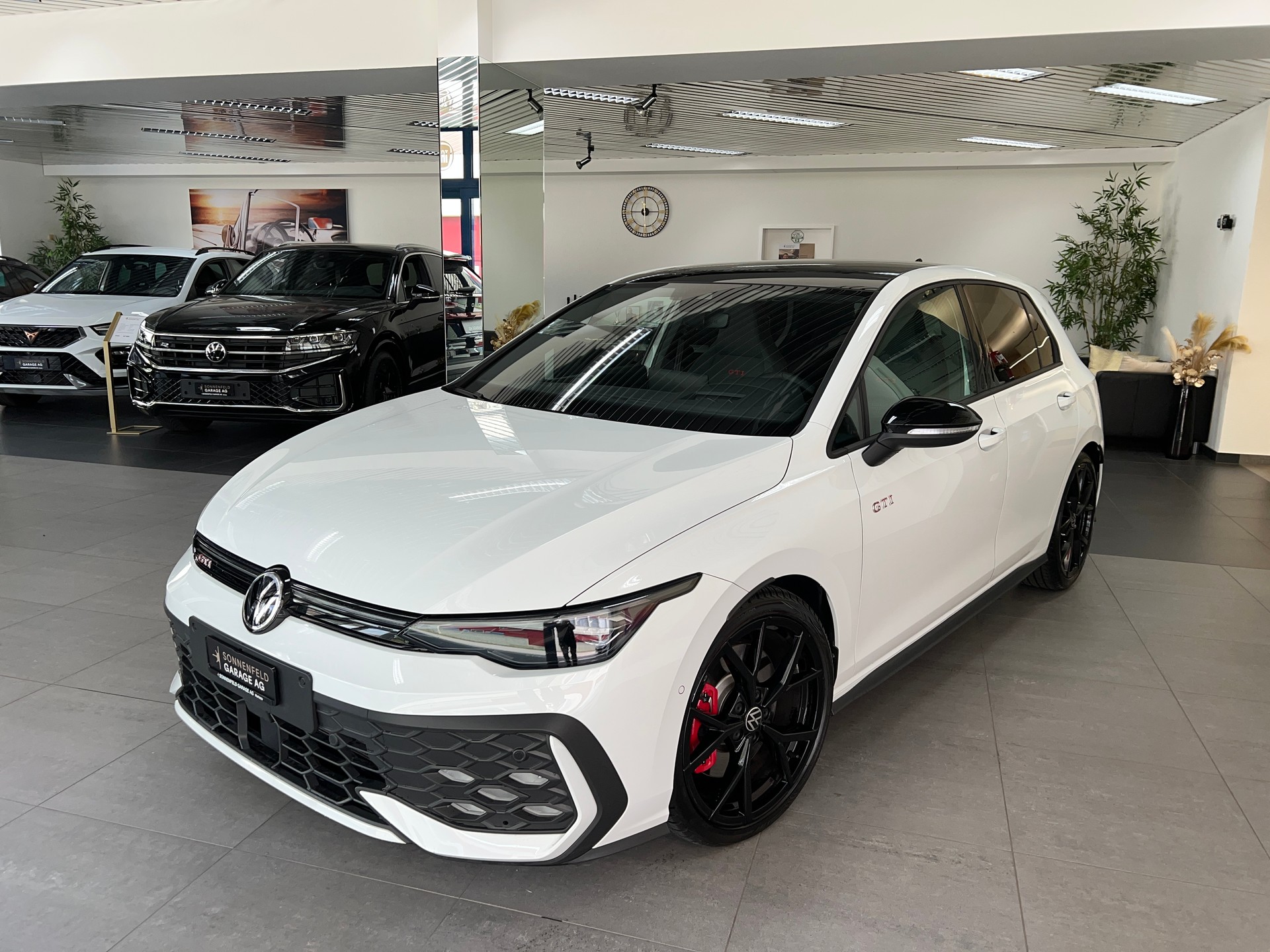 VW Golf 2.0 TSI GTI DSG / Neustes Model / 4.3% Leasing-showroom-element-3