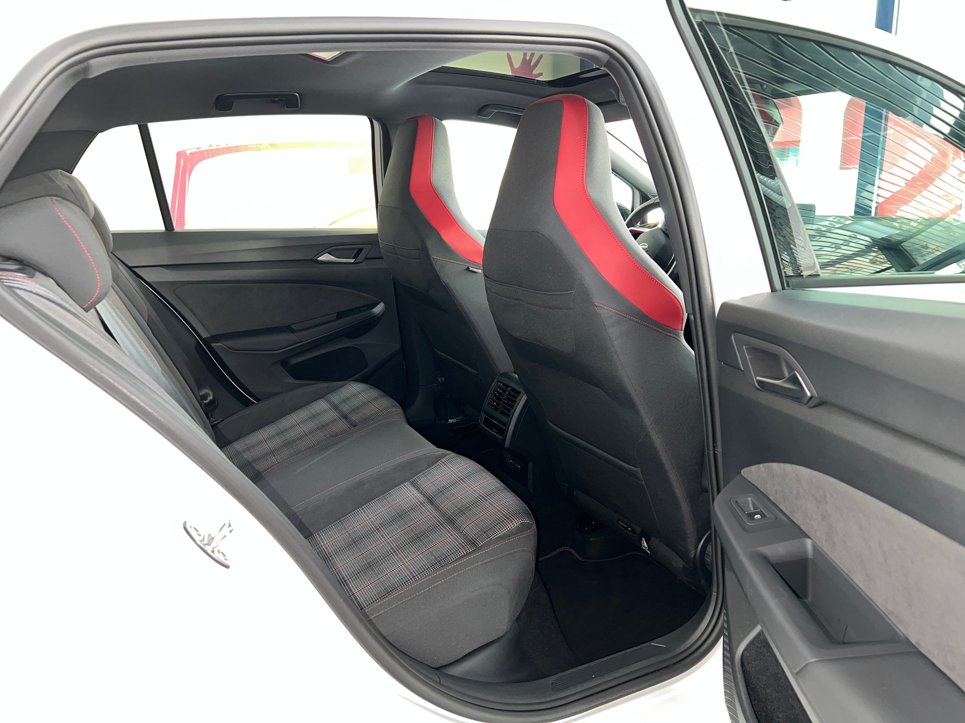 VW Golf 2.0 TSI GTI DSG / Neustes Model / 4.3% Leasing-image-7