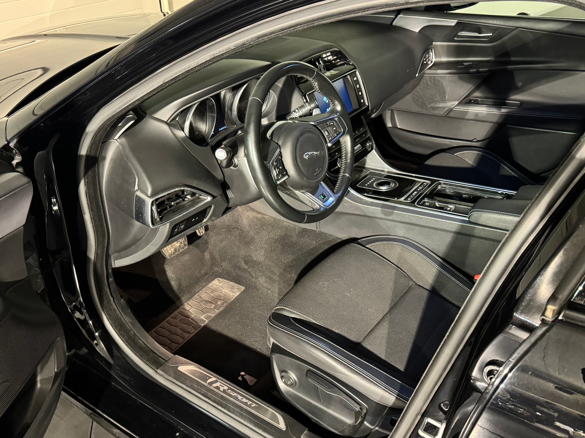 JAGUAR XE 20d AWD R-Sport 90 Years Celebration-image-9