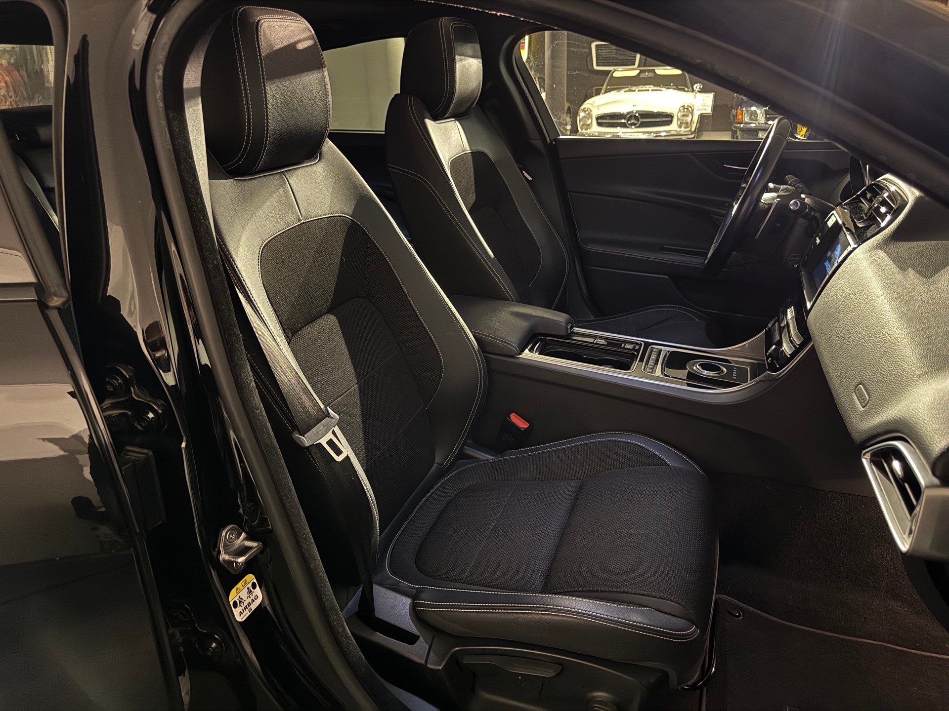 JAGUAR XE 20d AWD R-Sport 90 Years Celebration-image-16