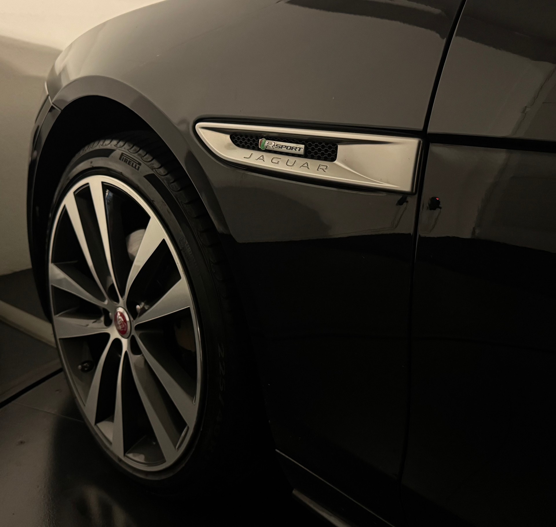 JAGUAR XE 20d AWD R-Sport 90 Years Celebration-image-23