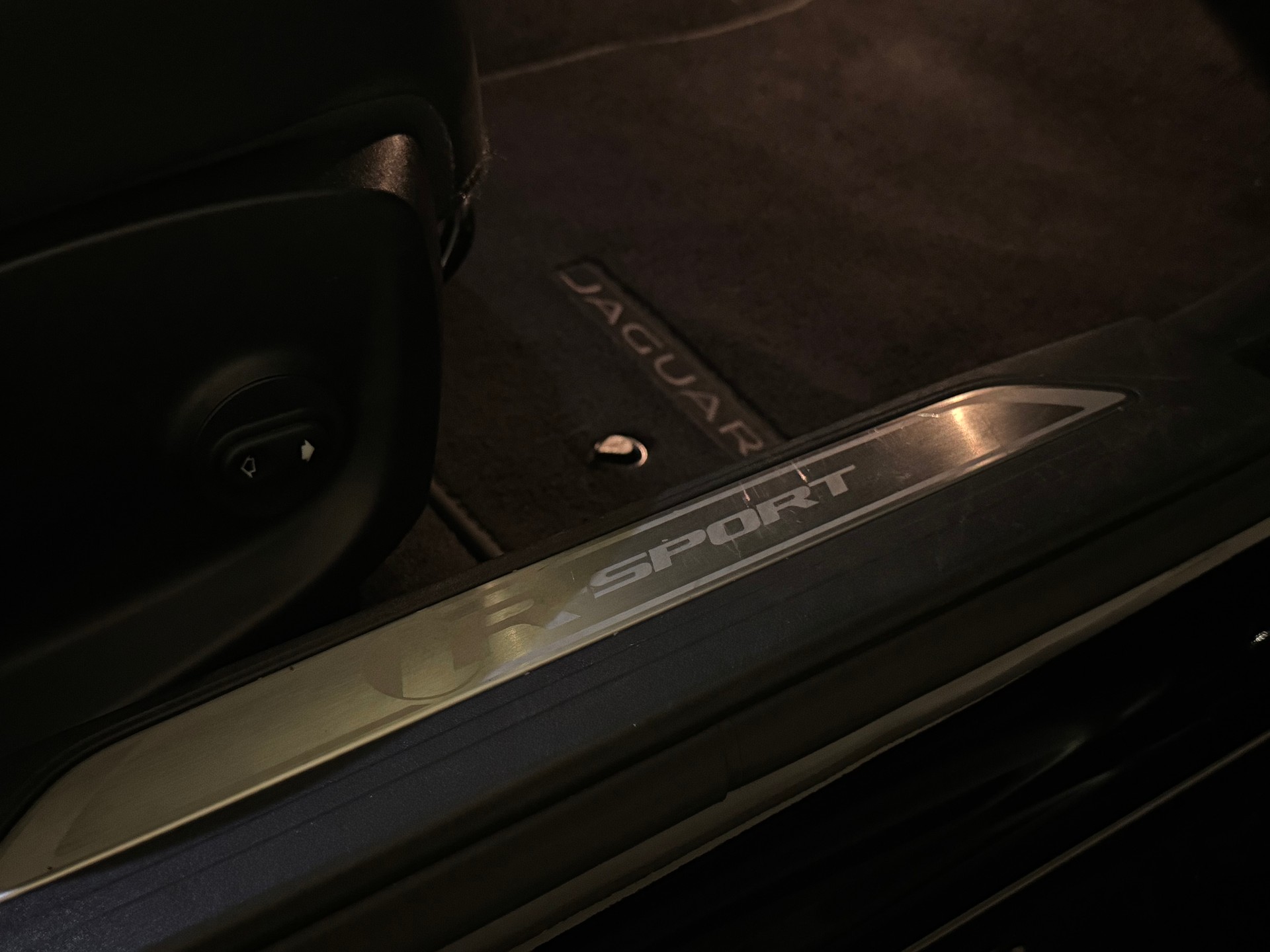 JAGUAR XE 20d AWD R-Sport 90 Years Celebration-image-25