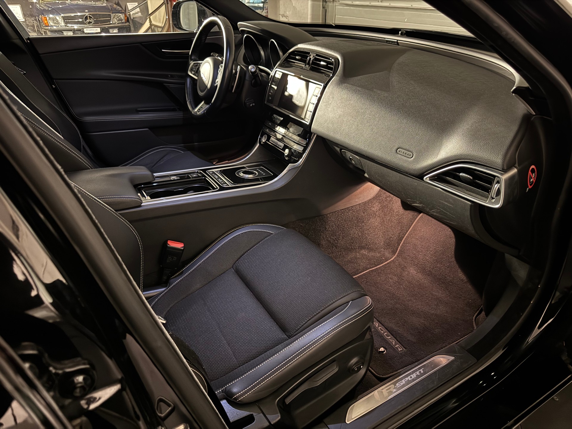 JAGUAR XE 20d AWD R-Sport 90 Years Celebration-image-15