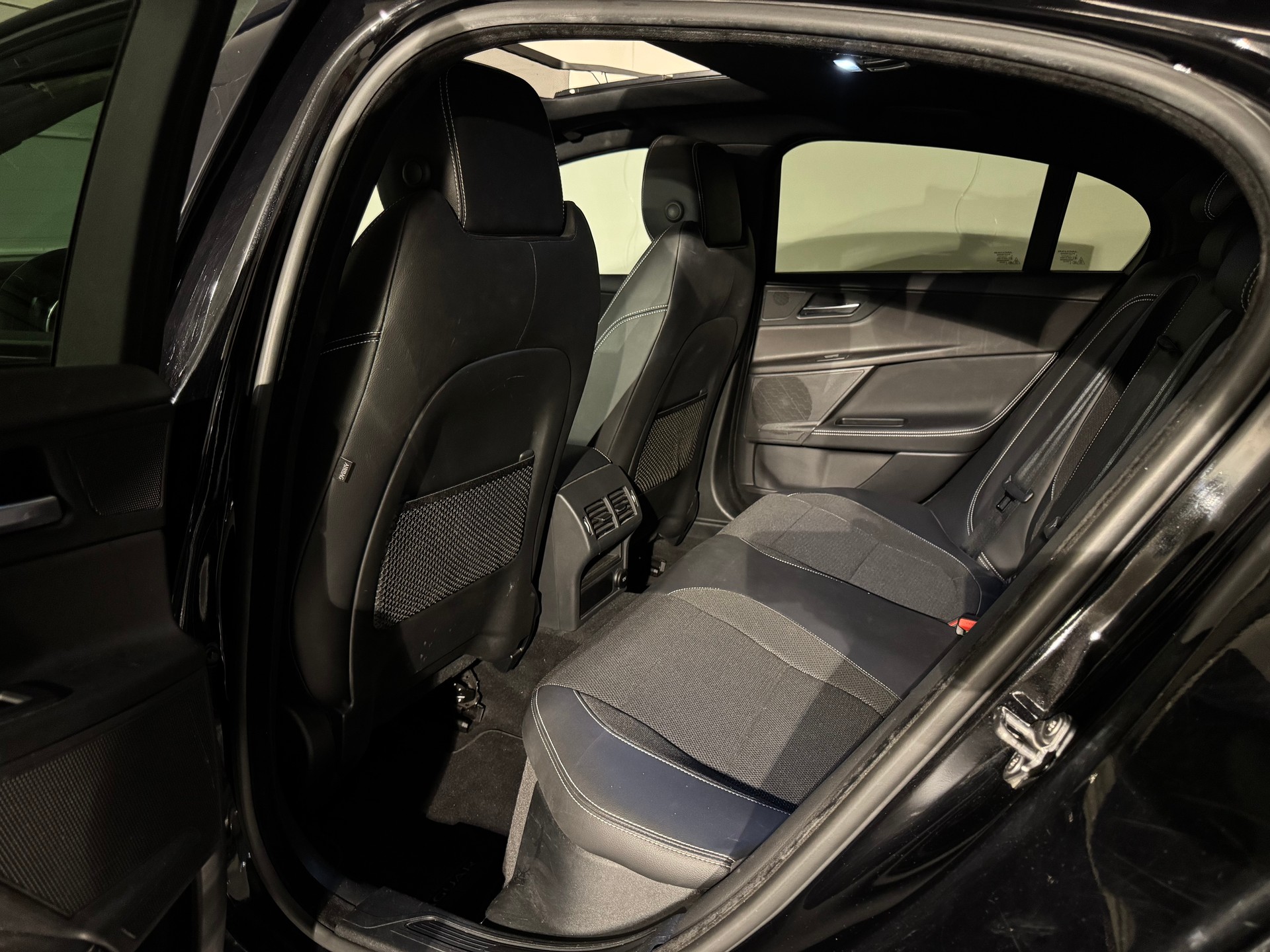 JAGUAR XE 20d AWD R-Sport 90 Years Celebration-image-17