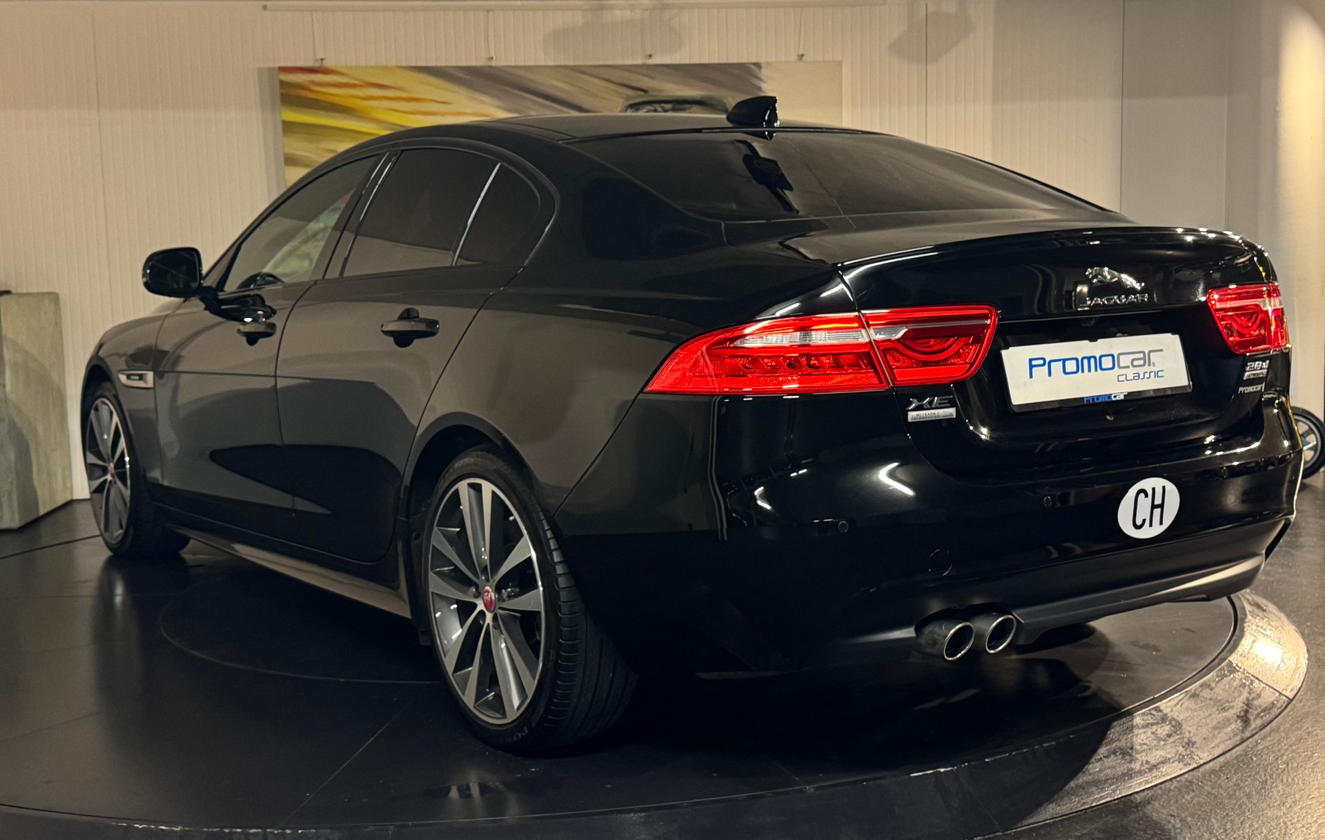 JAGUAR XE 20d AWD R-Sport 90 Years Celebration-showroom-element-2