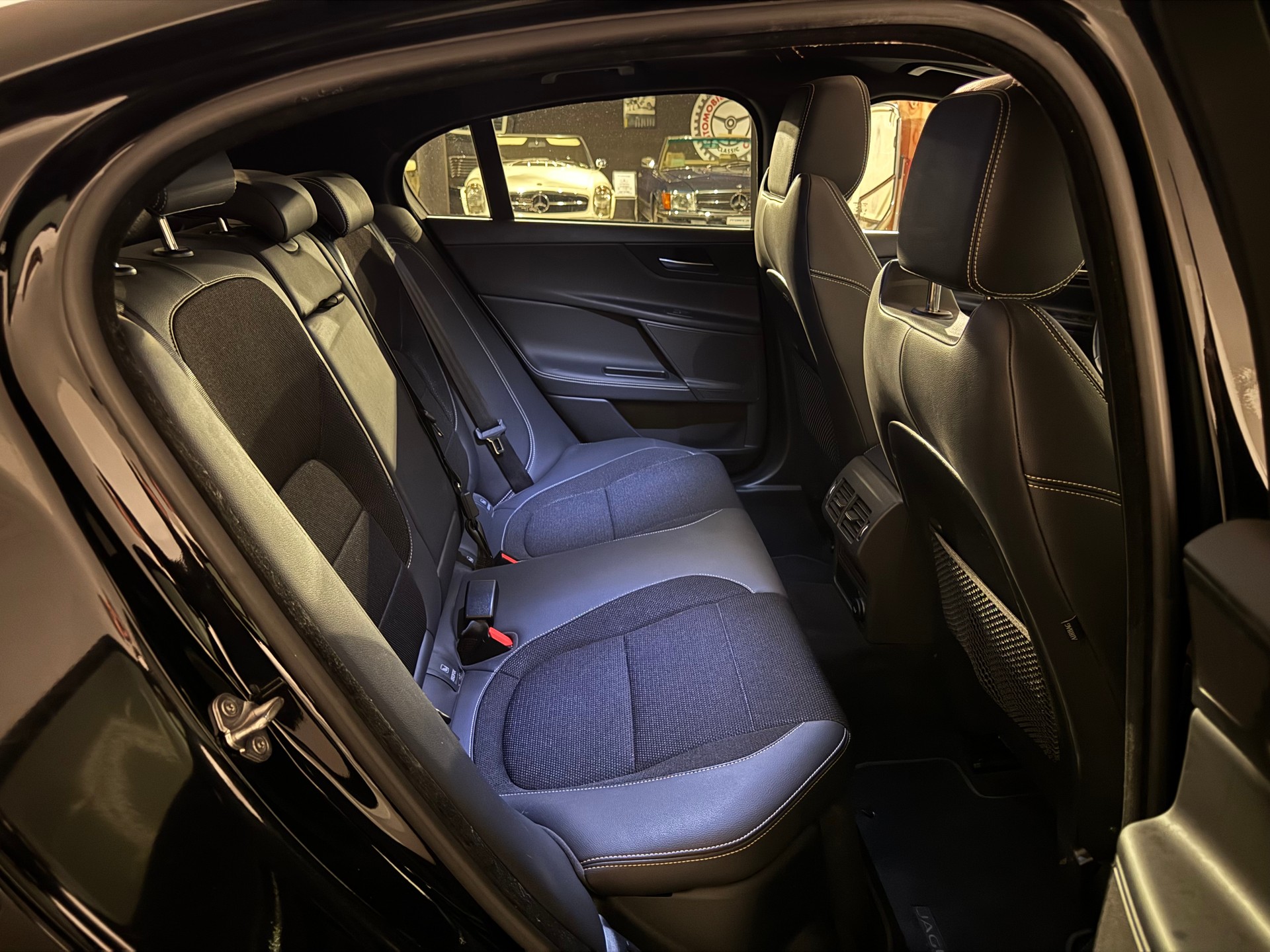 JAGUAR XE 20d AWD R-Sport 90 Years Celebration-image-19