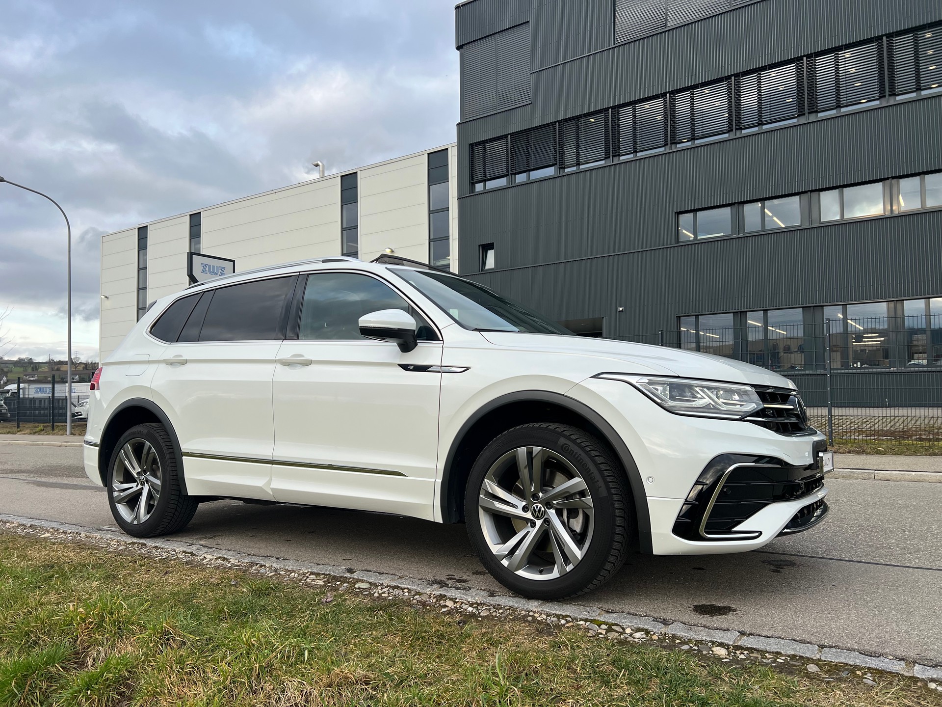 VW Tiguan Allspace 2.0TSI R-Line 4Motion DSG-image-9