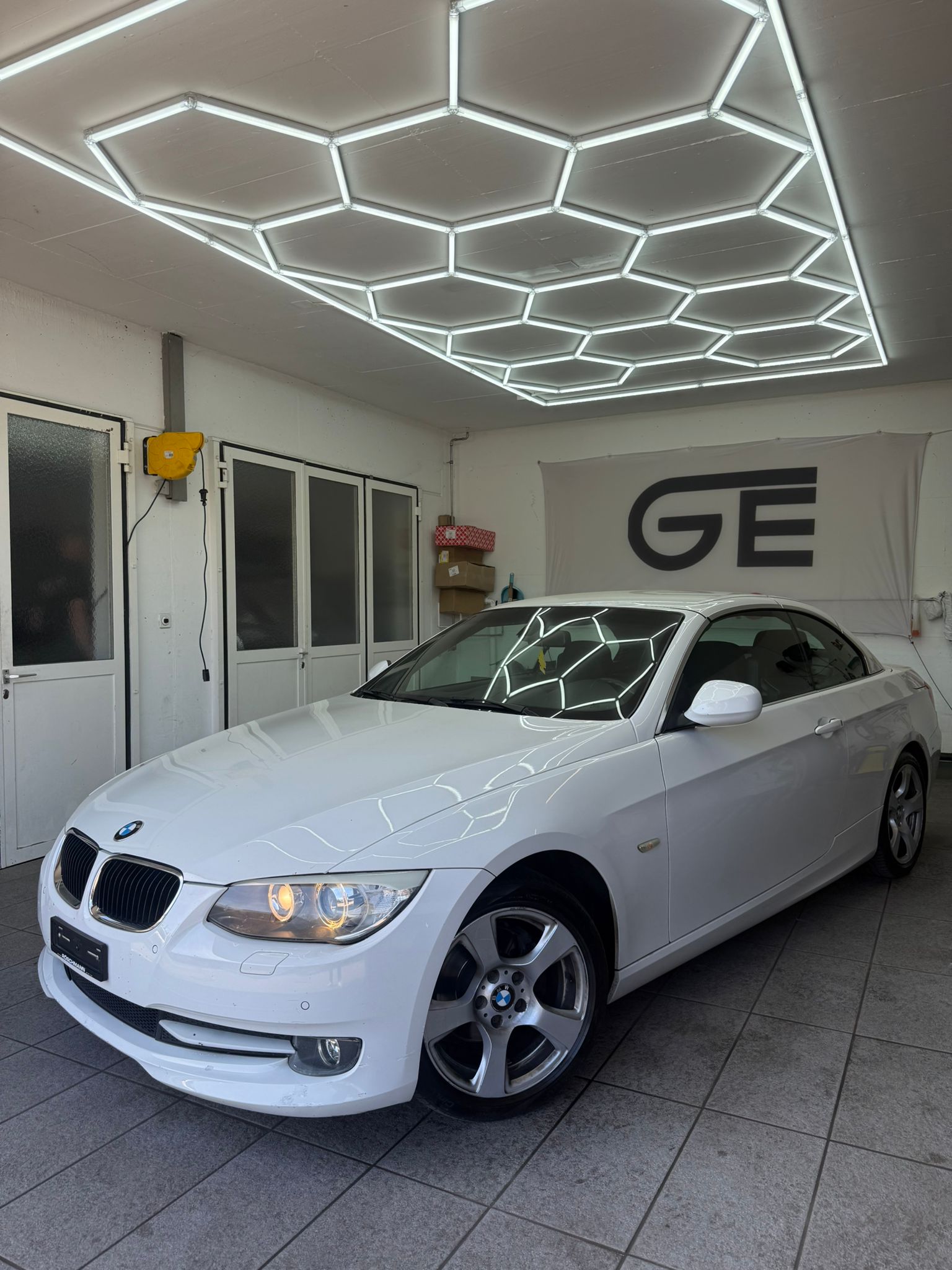 BMW 320i Cabriolet Steptronic-image-3