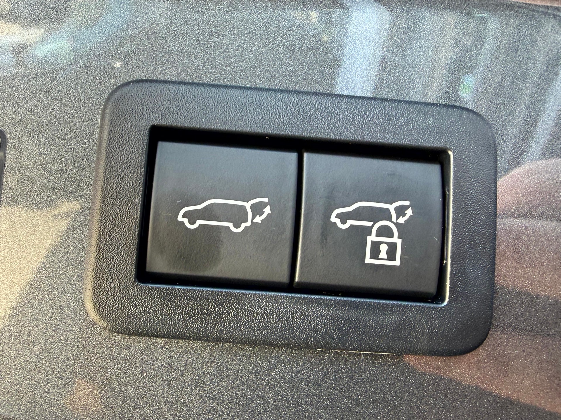 TOYOTA C-HR 2.0 PHEV CVT Swiss Edition-image-10
