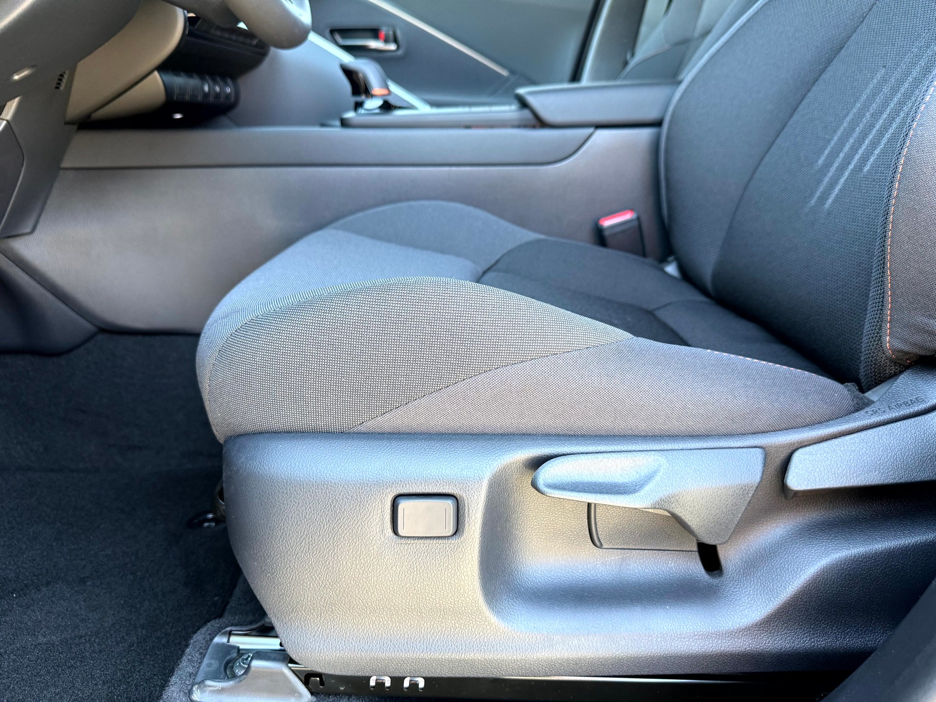 TOYOTA C-HR 2.0 PHEV CVT Swiss Edition-image-18