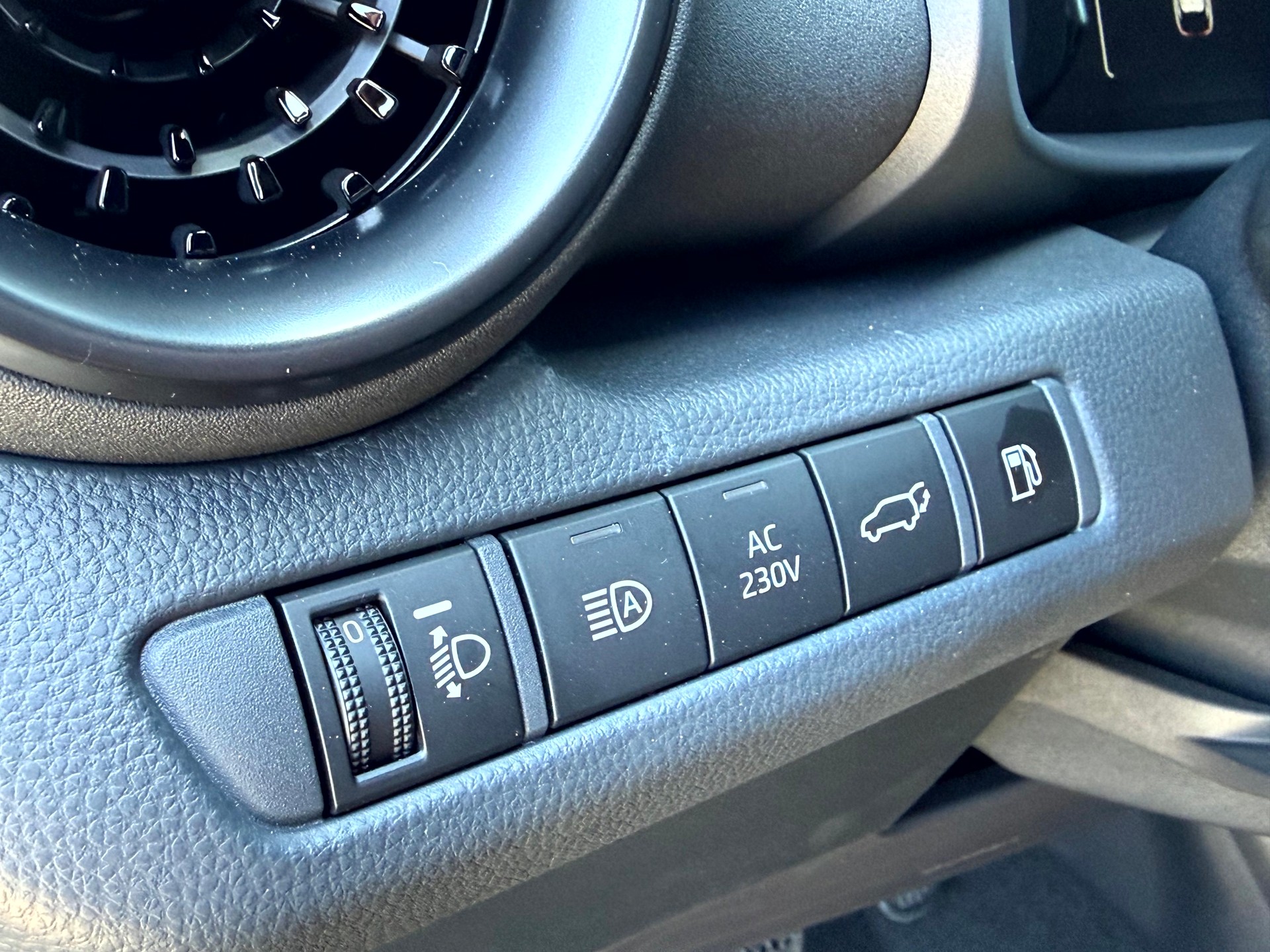 TOYOTA C-HR 2.0 PHEV CVT Swiss Edition-image-21