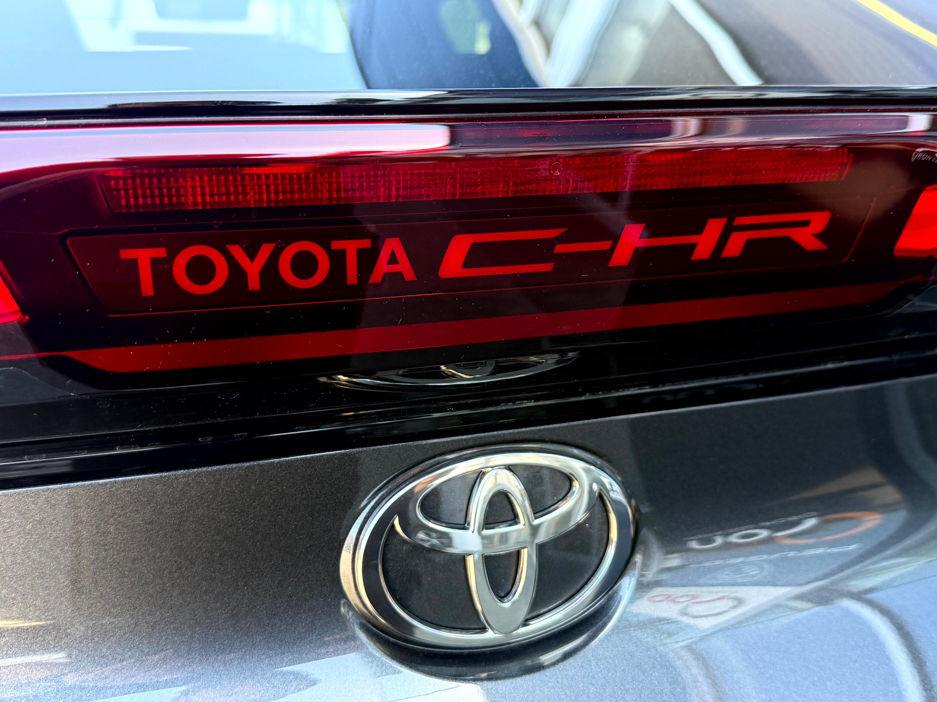 TOYOTA C-HR 2.0 PHEV CVT Swiss Edition-image-9