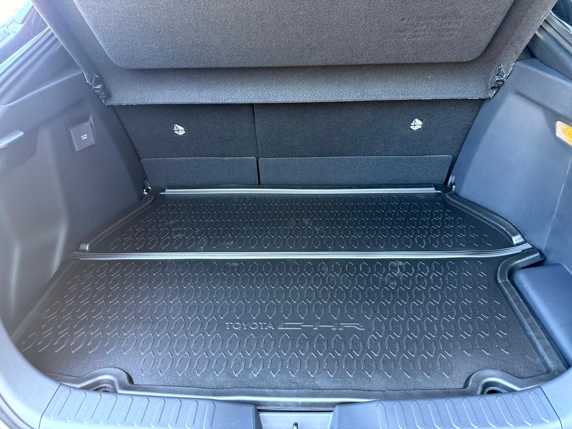TOYOTA C-HR 2.0 PHEV CVT Swiss Edition-image-11