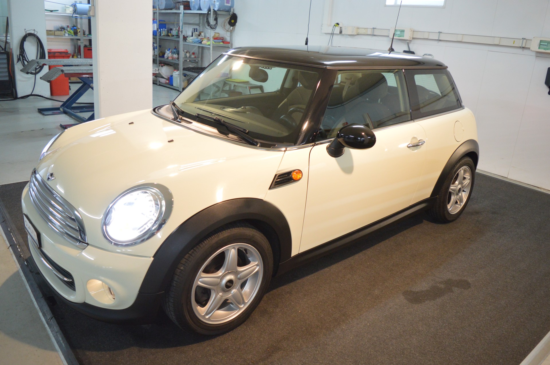 MINI Cooper-showroom-element-1