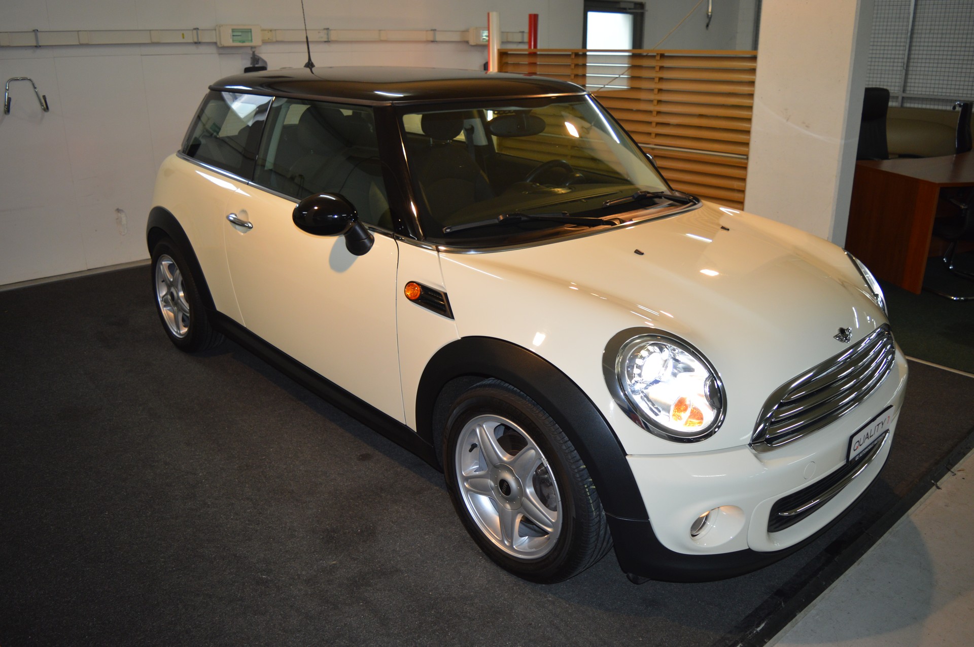 MINI Cooper-showroom-element-3