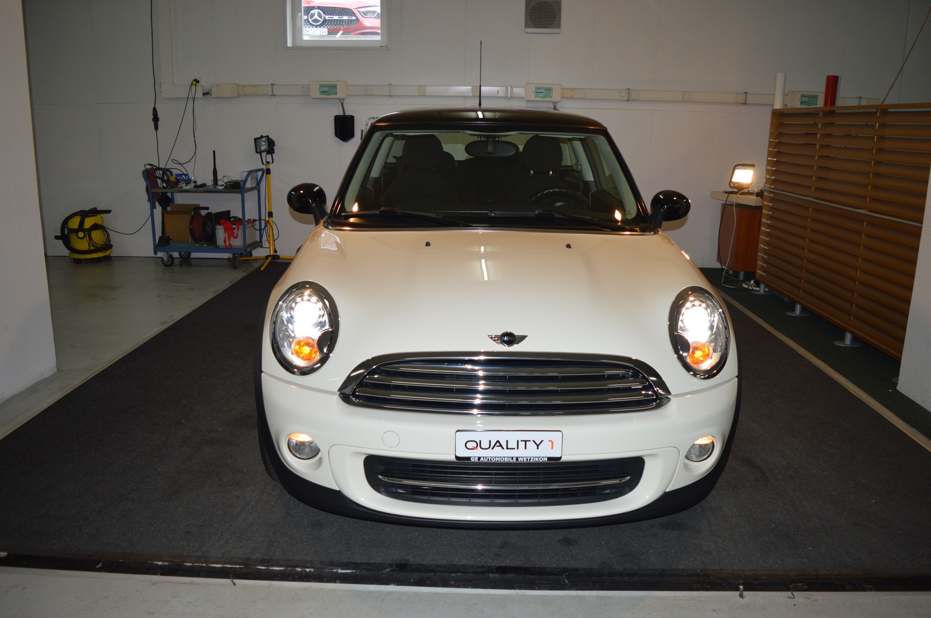 MINI Cooper-showroom-element-2