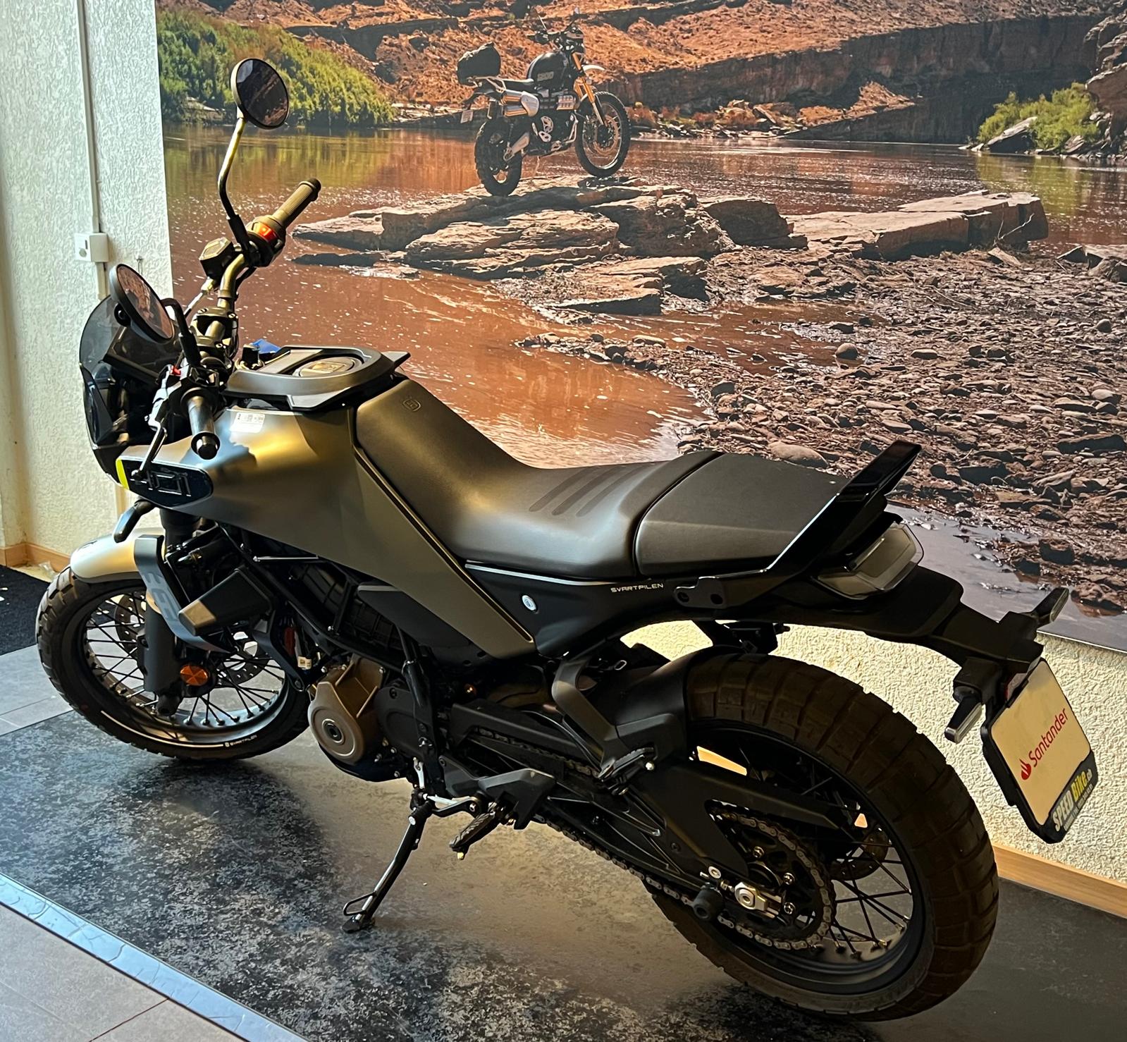 HUSQVARNA Svartpilen 401-image-4