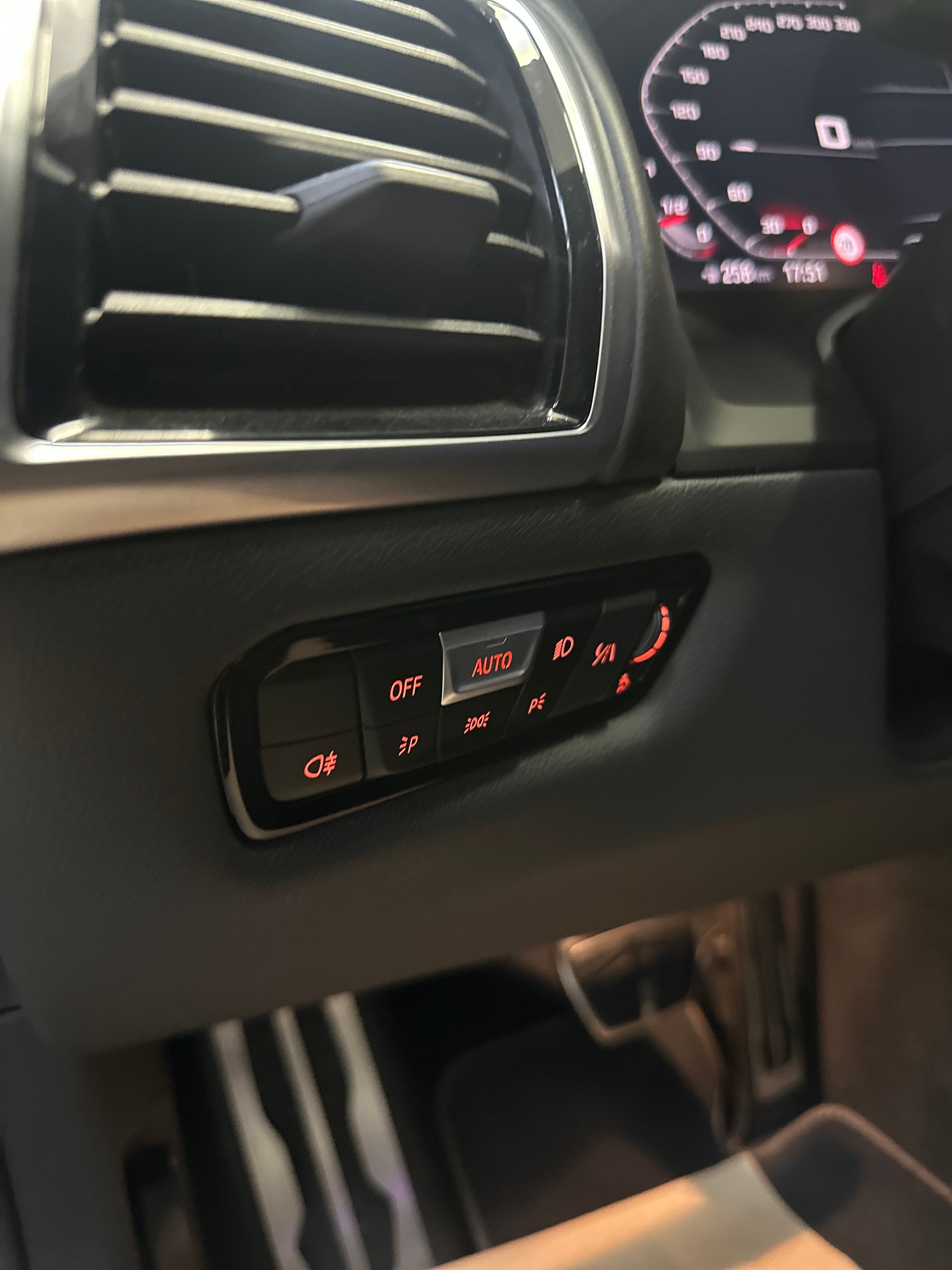 BMW M850i xDrive Steptronic-image-13
