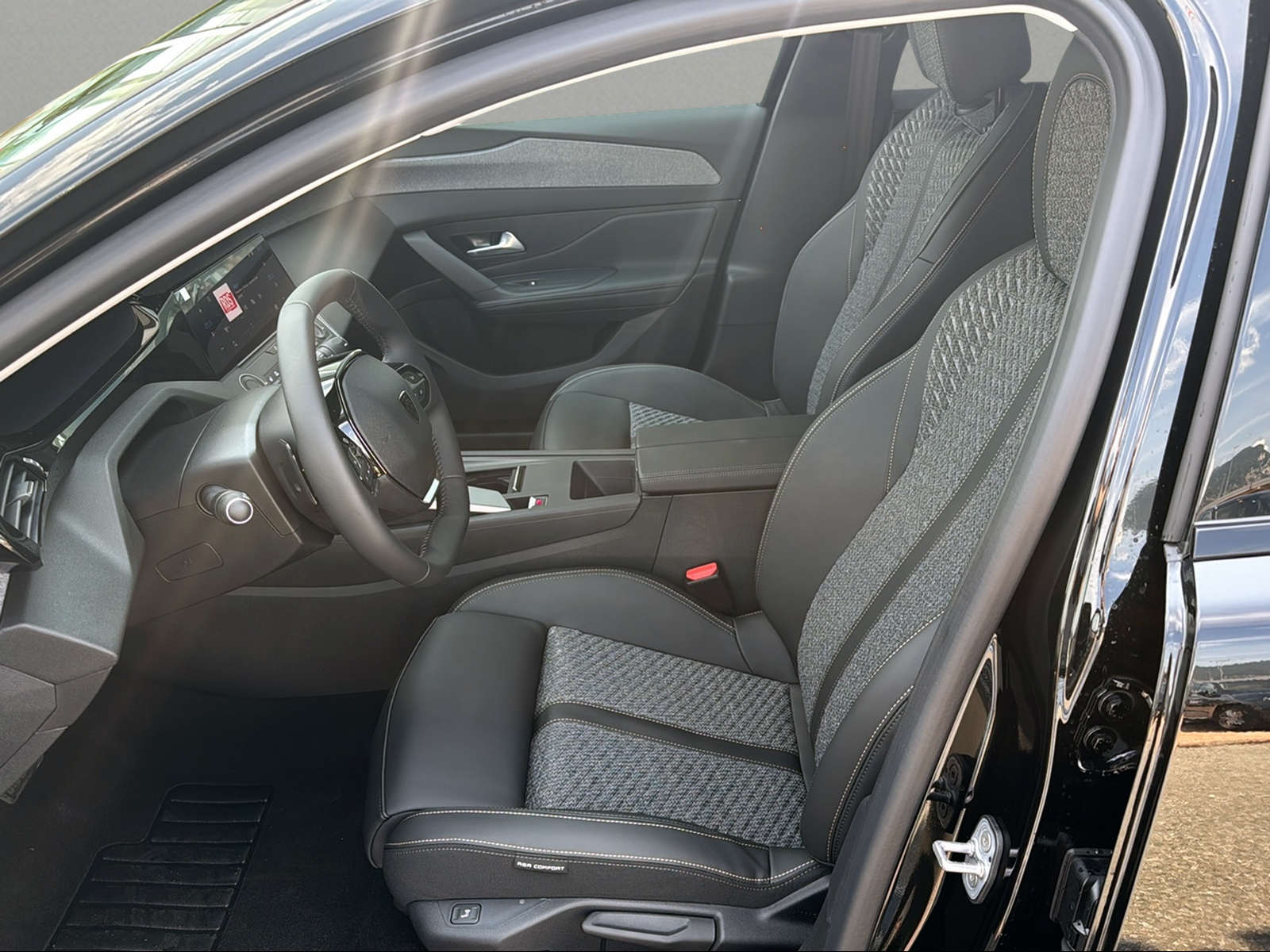 PEUGEOT 408 1.2 HEV 145 Allure-showroom-element-3