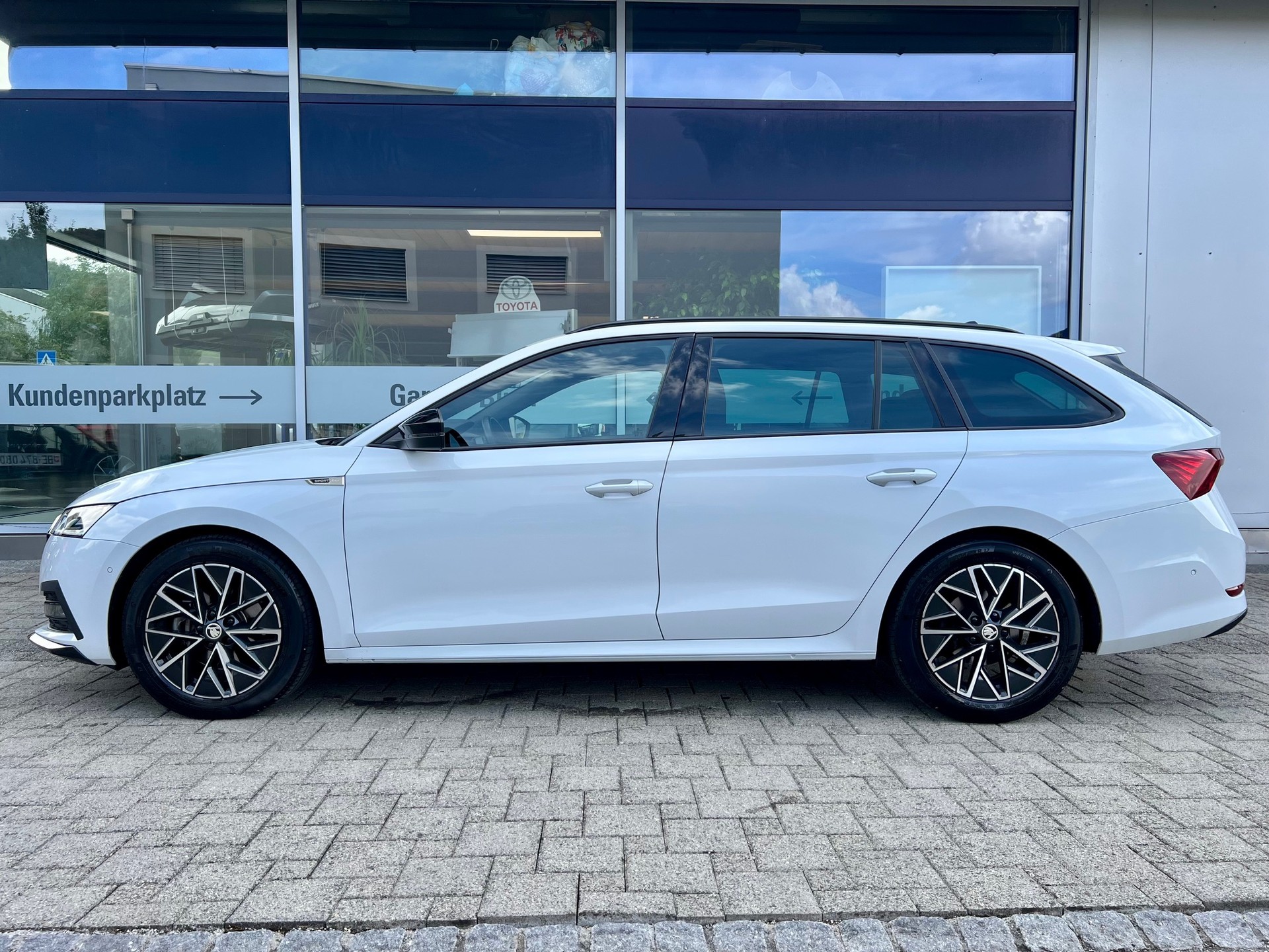 SKODA Octavia Combi 2.0 TDI DSG SportLine 4x4-image-9