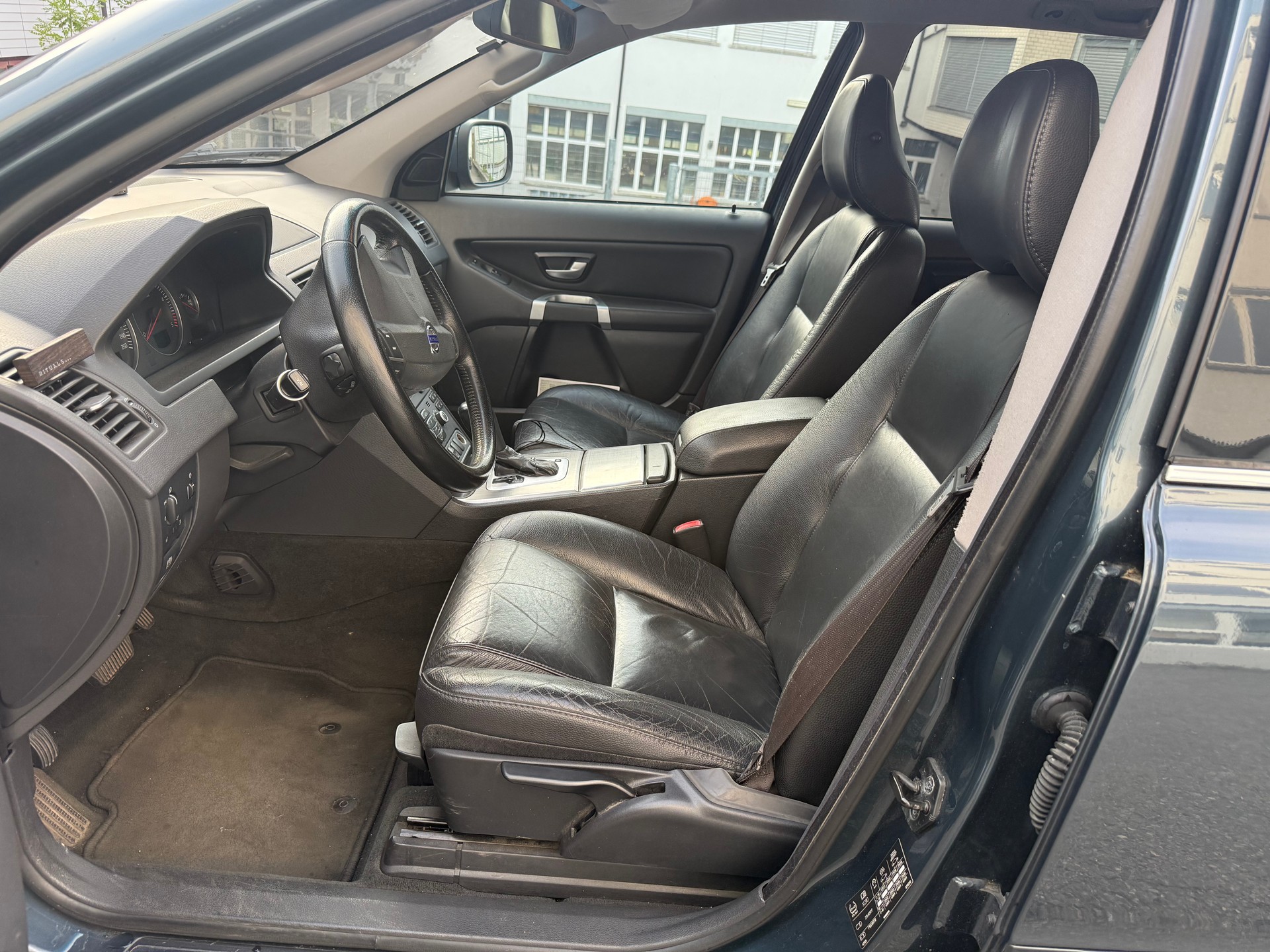 VOLVO XC90 D5 AWD Momentum-image-7