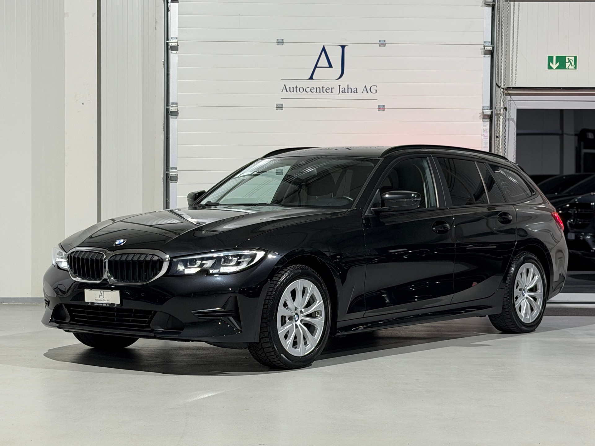 BMW 318d 48V Touring Steptronic (CH)-showroom-element-2