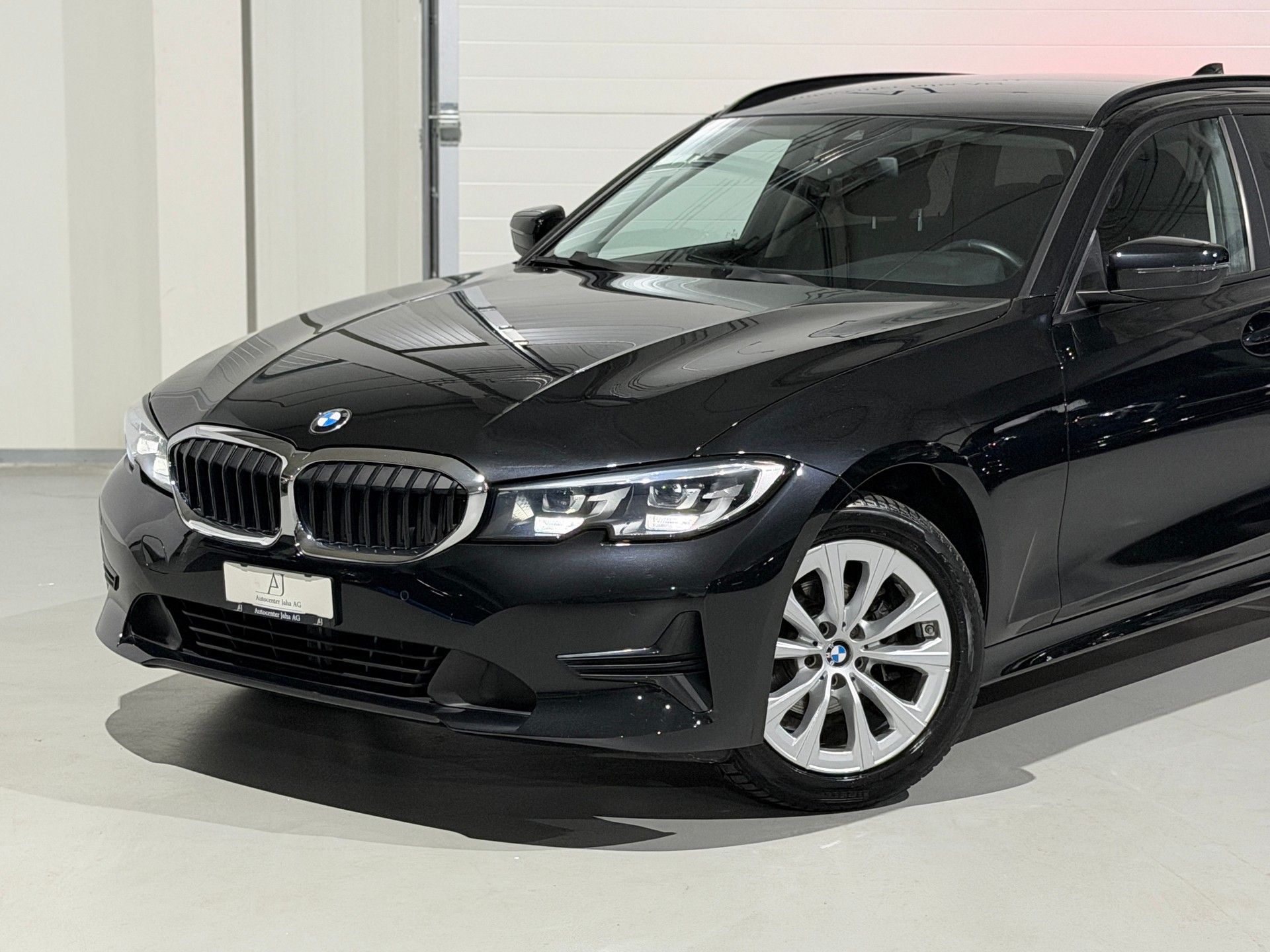 BMW 318d 48V Touring Steptronic (CH)-showroom-element-1