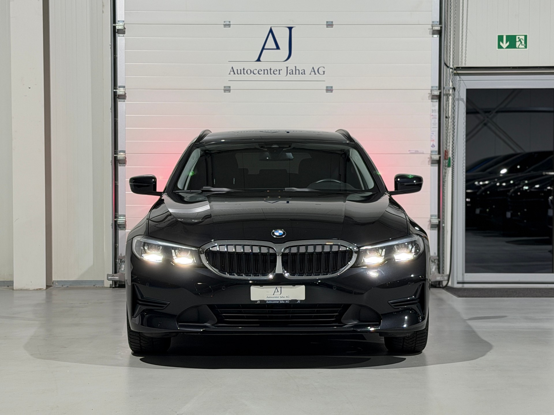 BMW 318d 48V Touring Steptronic (CH)-showroom-element-3