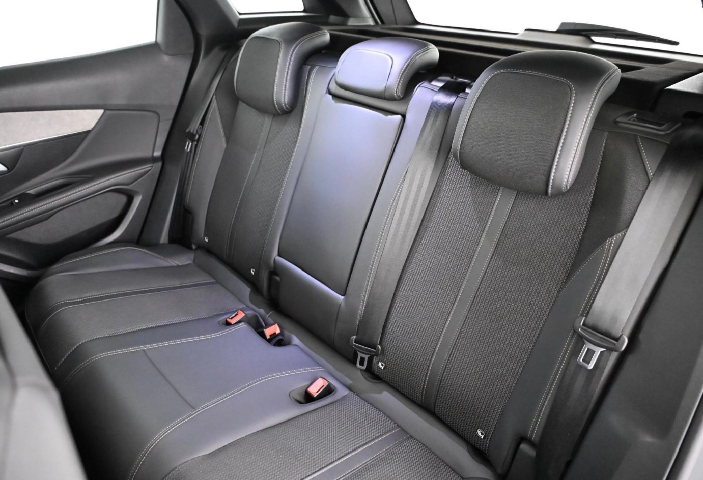PEUGEOT 3008 300e Hybrid4 GT EAT8-image-15