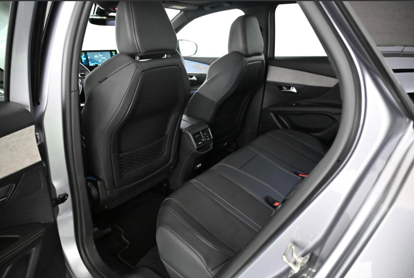 PEUGEOT 3008 300e Hybrid4 GT EAT8-image-14