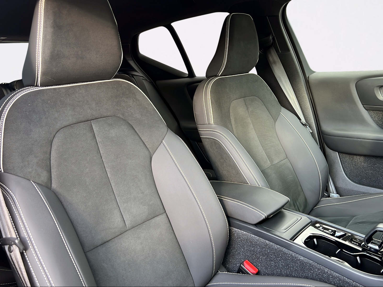 VOLVO XC40 B4 Benzin Mild Hybrid AWD Plus Dark DCT-image-9
