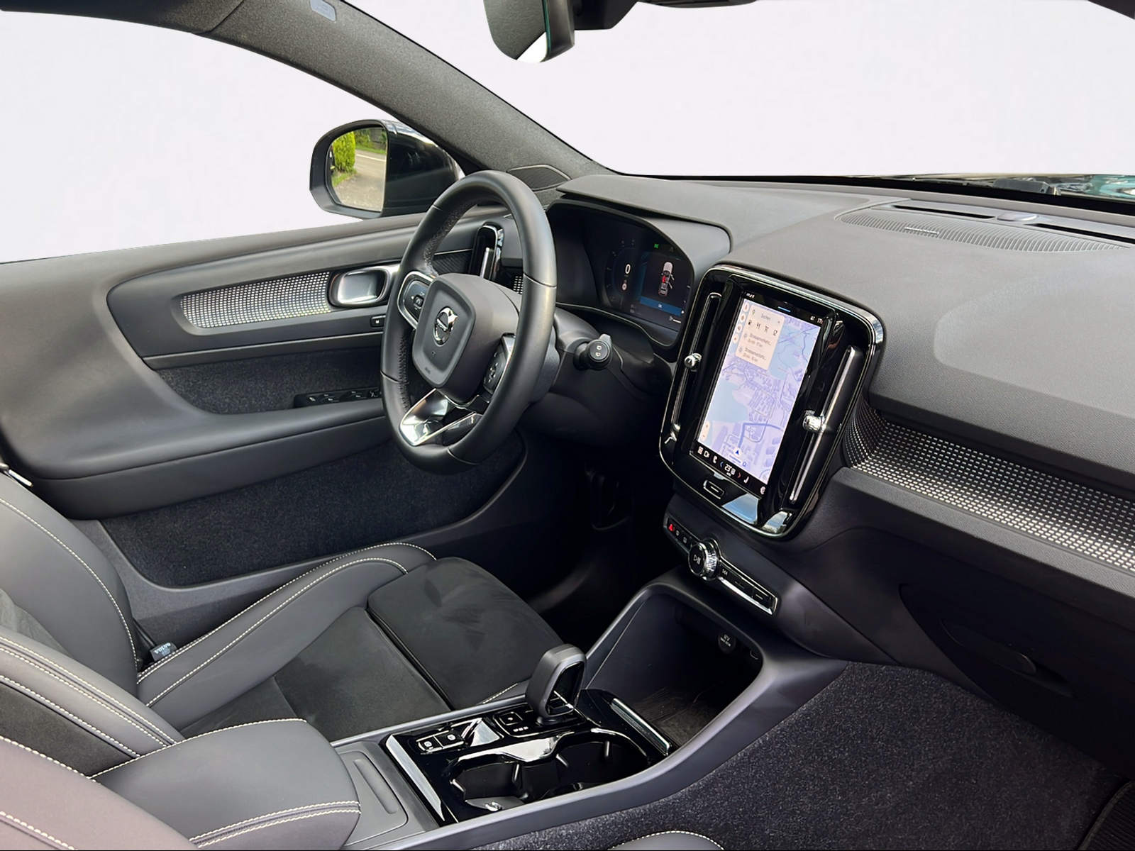 VOLVO XC40 B4 Benzin Mild Hybrid AWD Plus Dark DCT-image-2