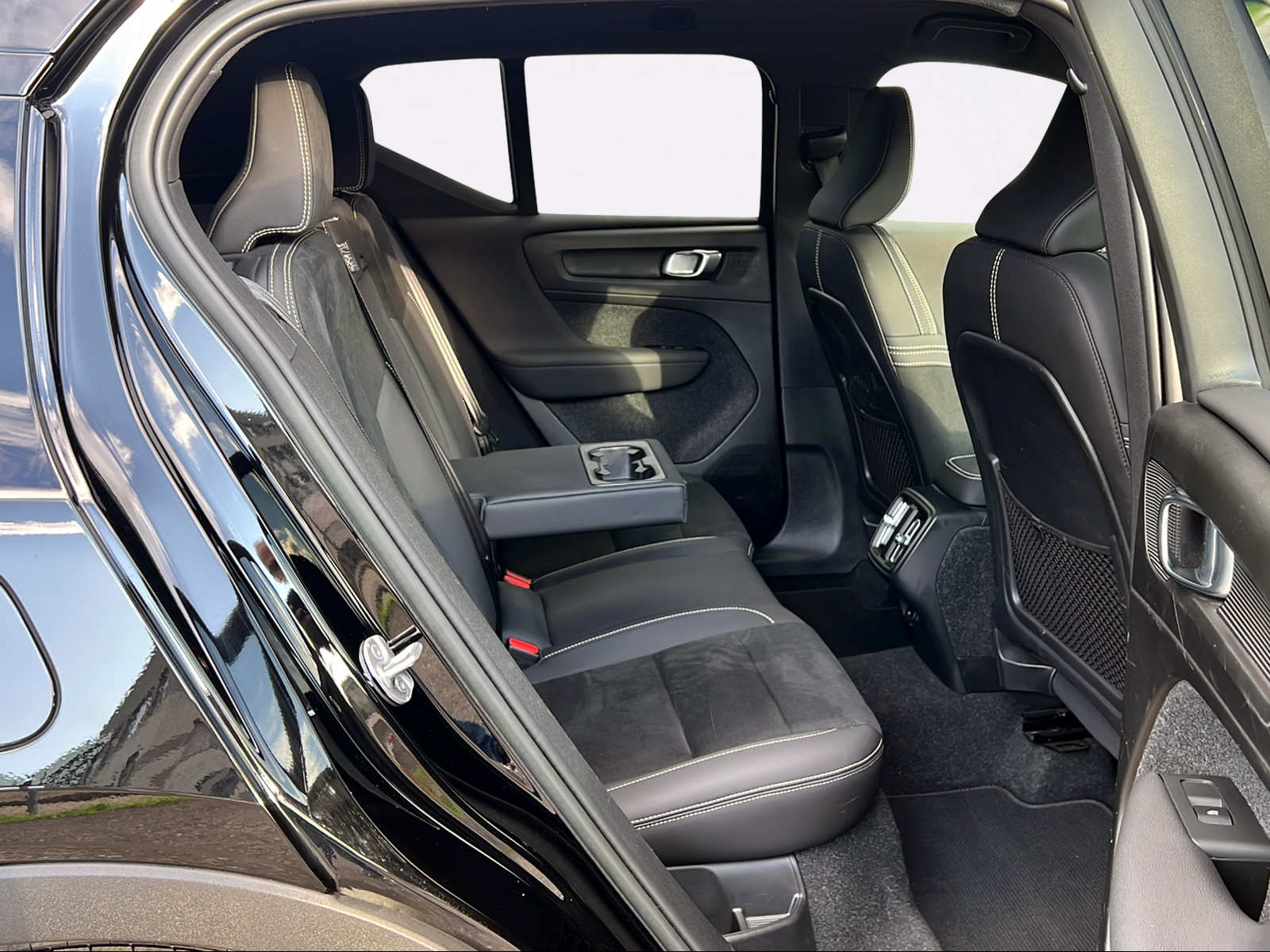 VOLVO XC40 B4 Benzin Mild Hybrid AWD Plus Dark DCT-image-13