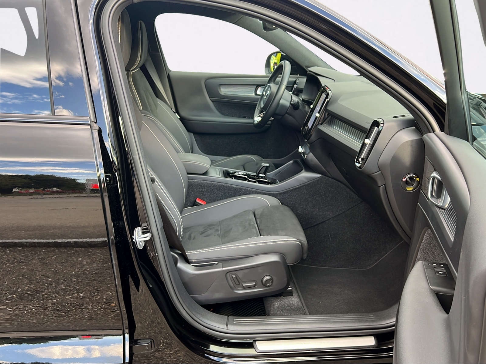 VOLVO XC40 B4 Benzin Mild Hybrid AWD Plus Dark DCT-image-3