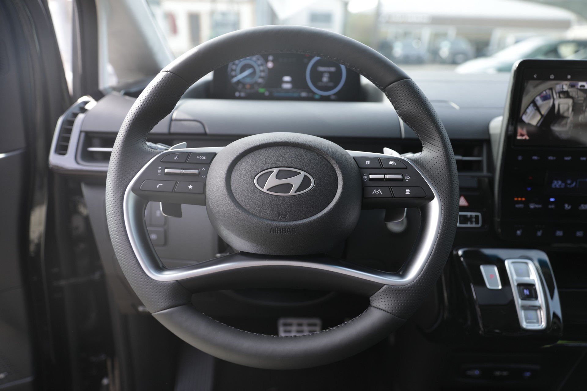 HYUNDAI Staria Premium 1.6 T-GDi HEV Vertex A-image-10