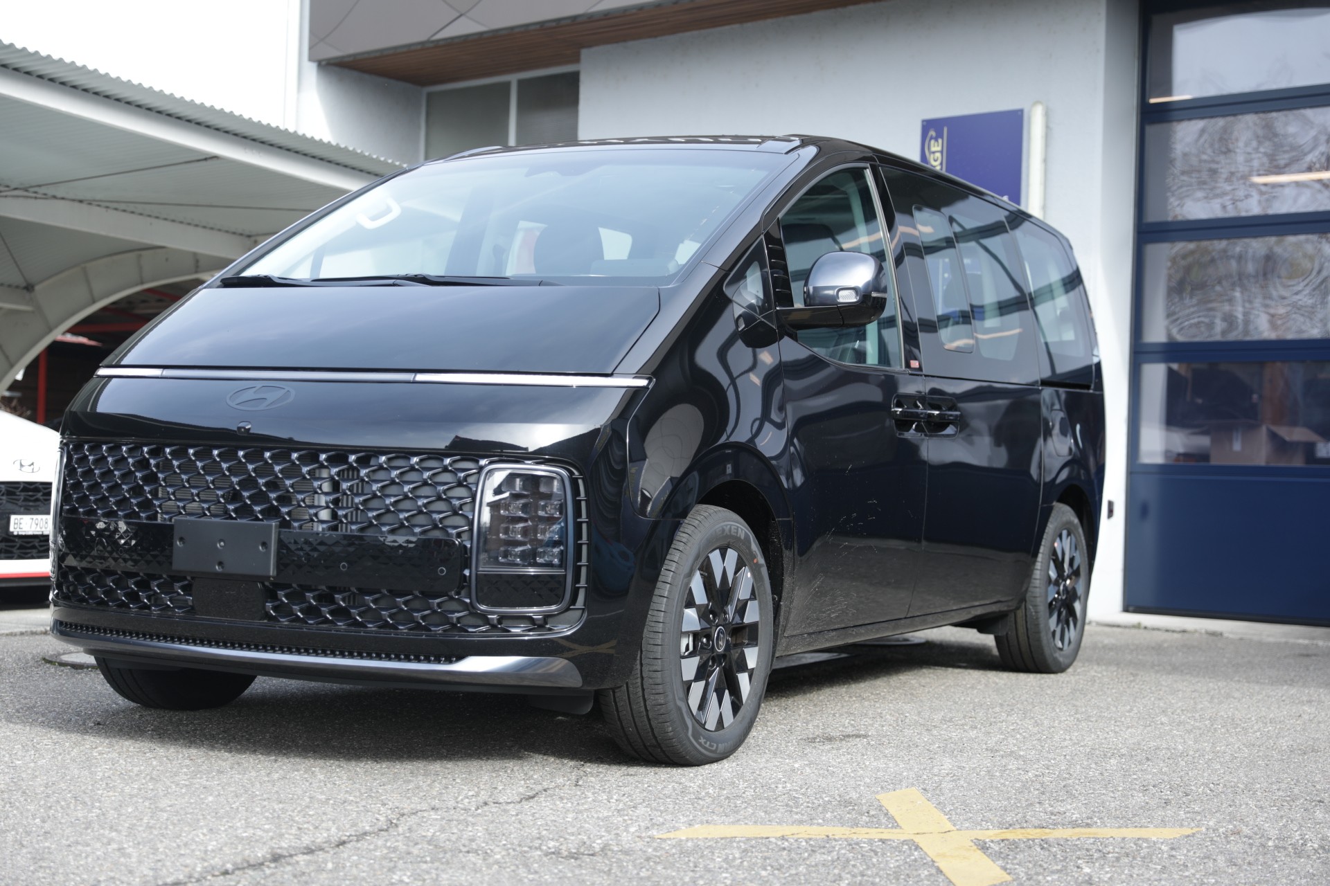 HYUNDAI Staria Premium 1.6 T-GDi HEV Vertex A-showroom-element-1