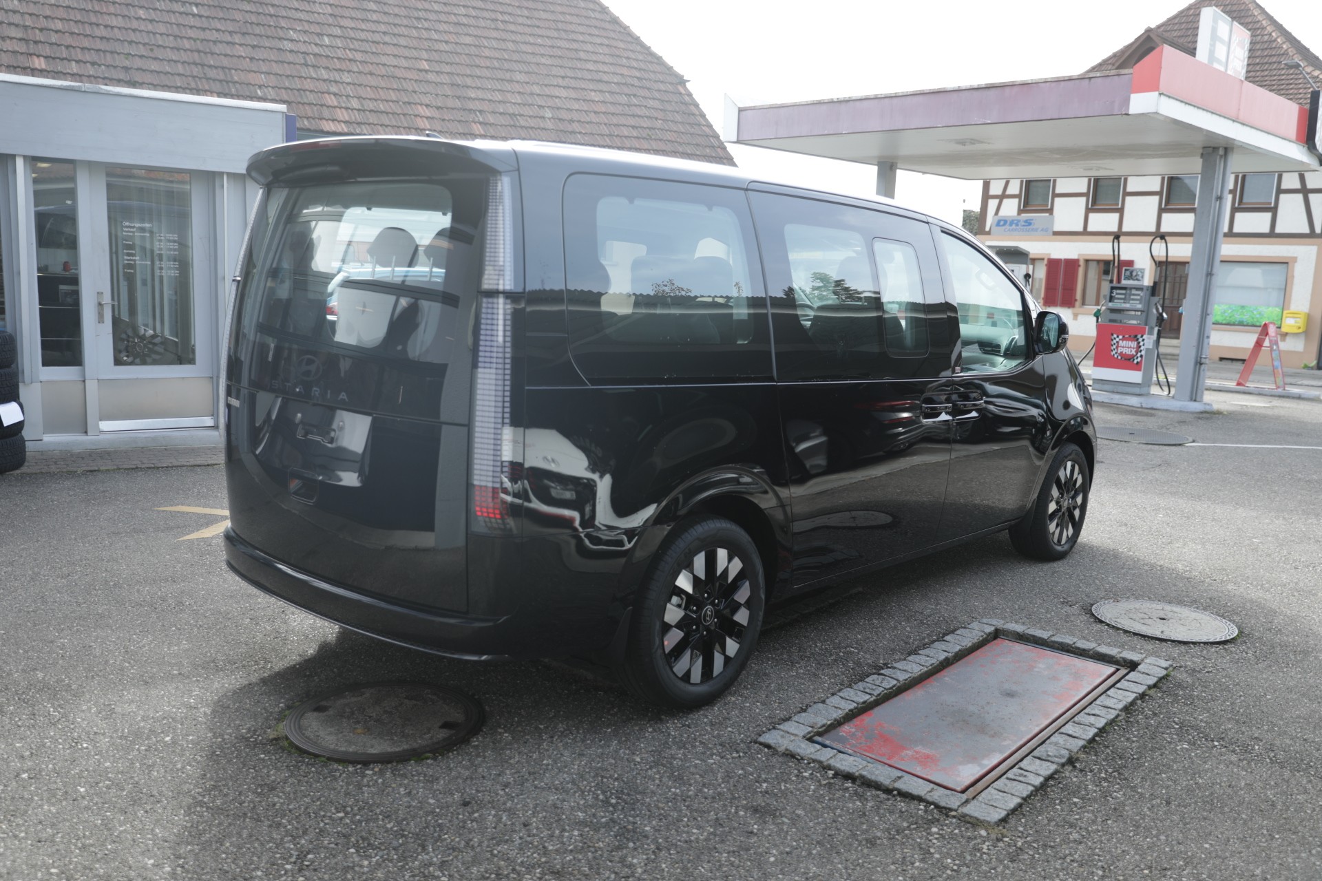 HYUNDAI Staria Premium 1.6 T-GDi HEV Vertex A-image-5