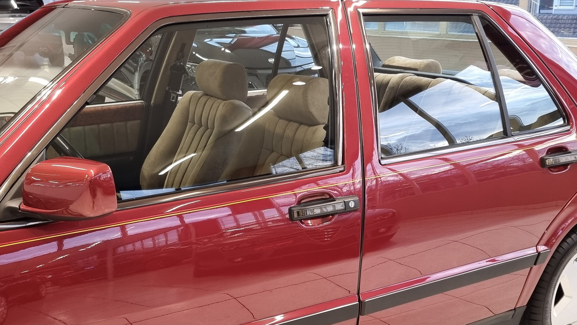 LANCIA Thema 8.32 Ferrari-showroom-element-2