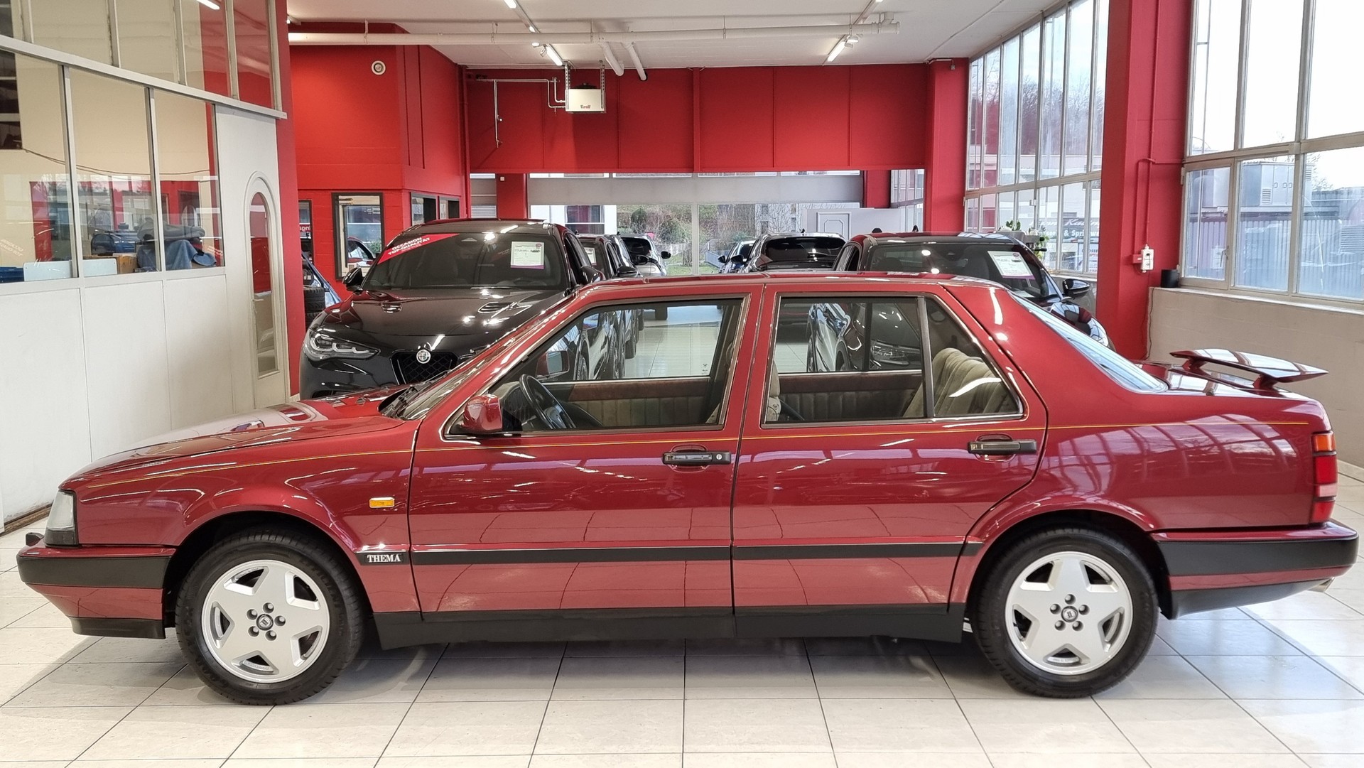 LANCIA Thema 8.32 Ferrari-showroom-element-3