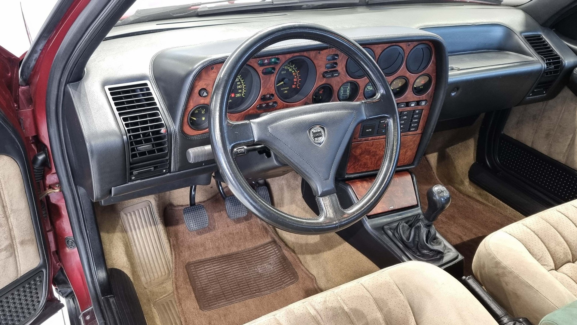 LANCIA Thema 8.32 Ferrari-image-30