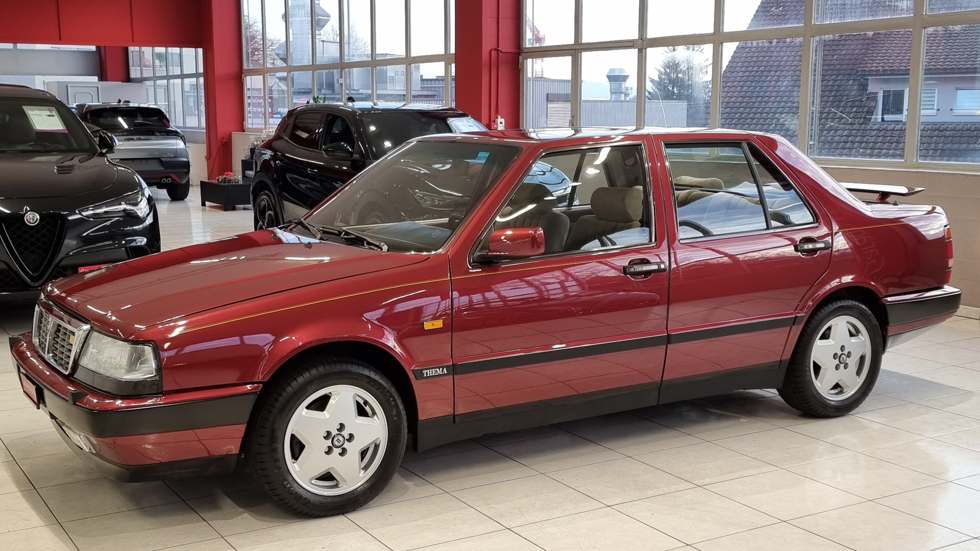 LANCIA Thema 8.32 Ferrari-showroom-element-1