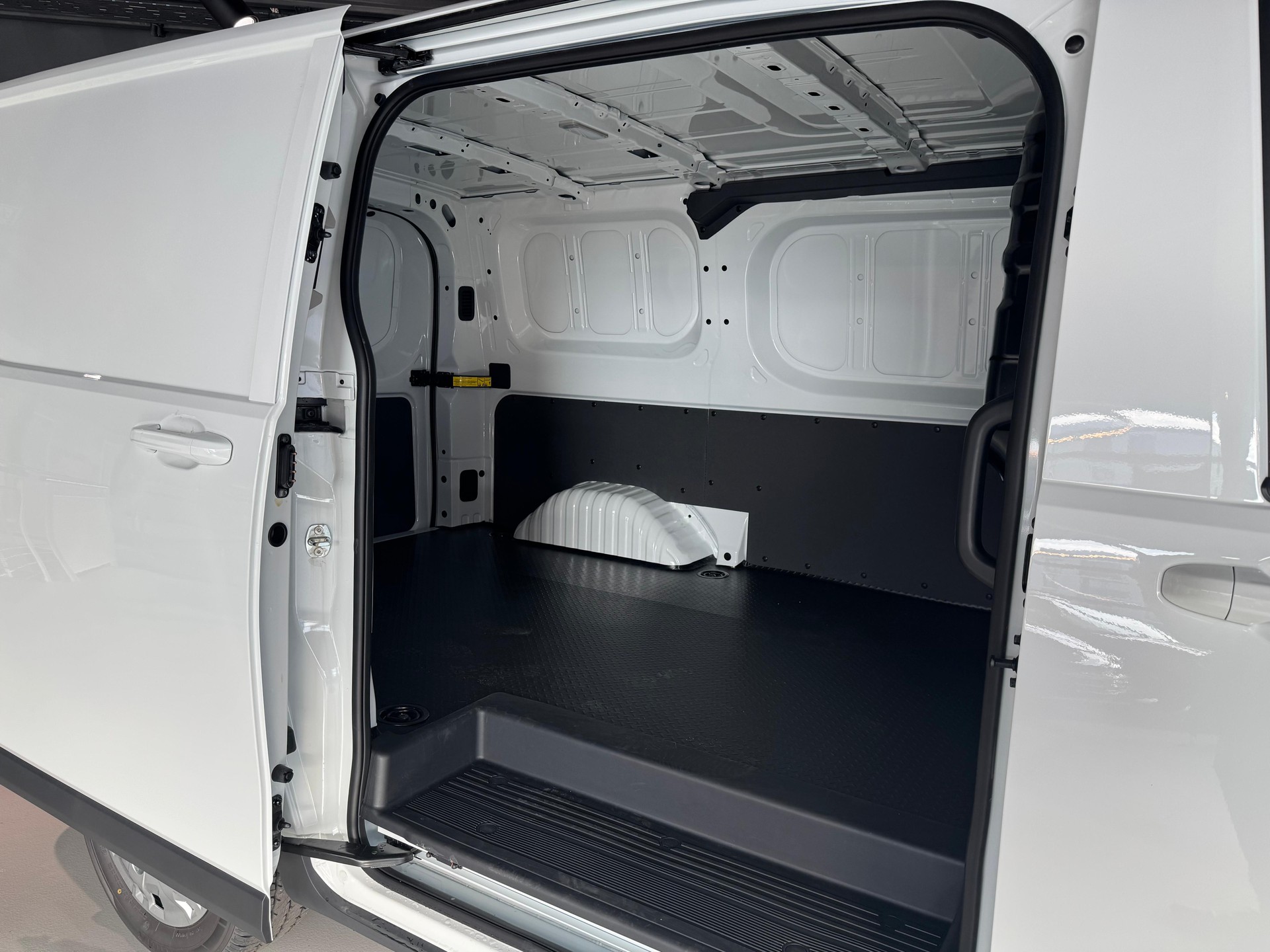 MAXUS eDeliver 7 L1 77kWh-image-4