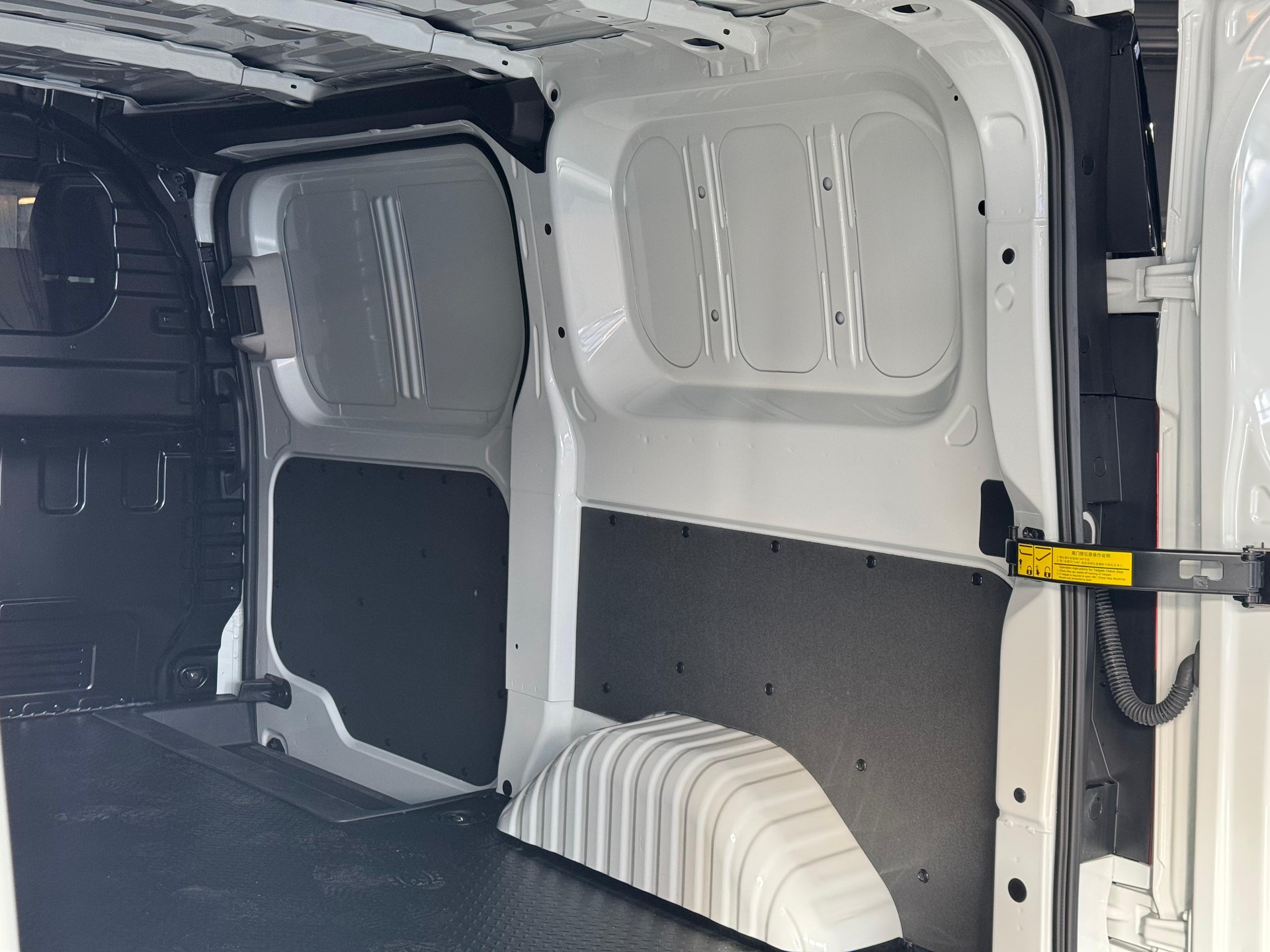 MAXUS eDeliver 7 L1 77kWh-image-9