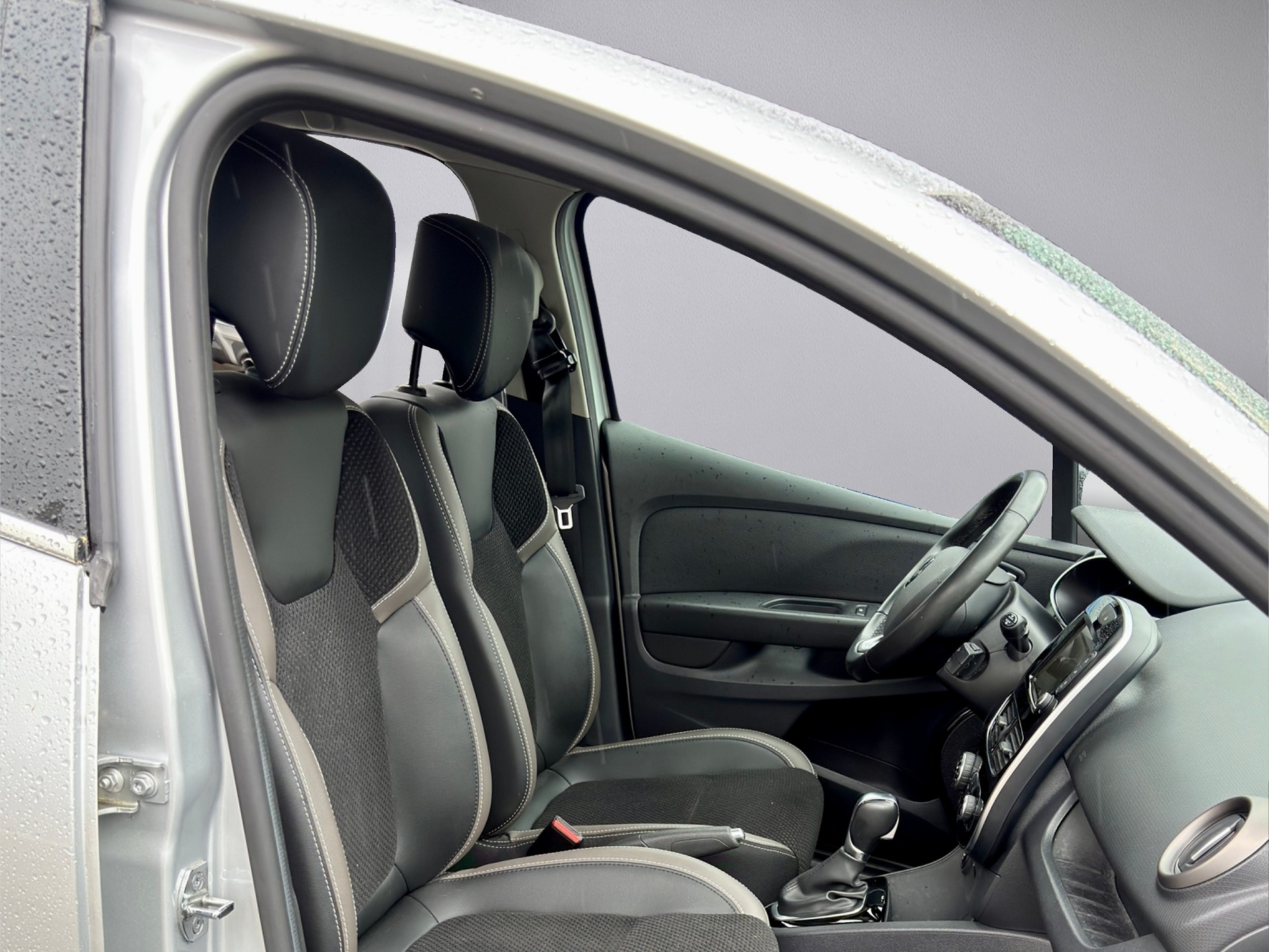 RENAULT Clio 1.2 16V T Swiss Edition EDC-image-10